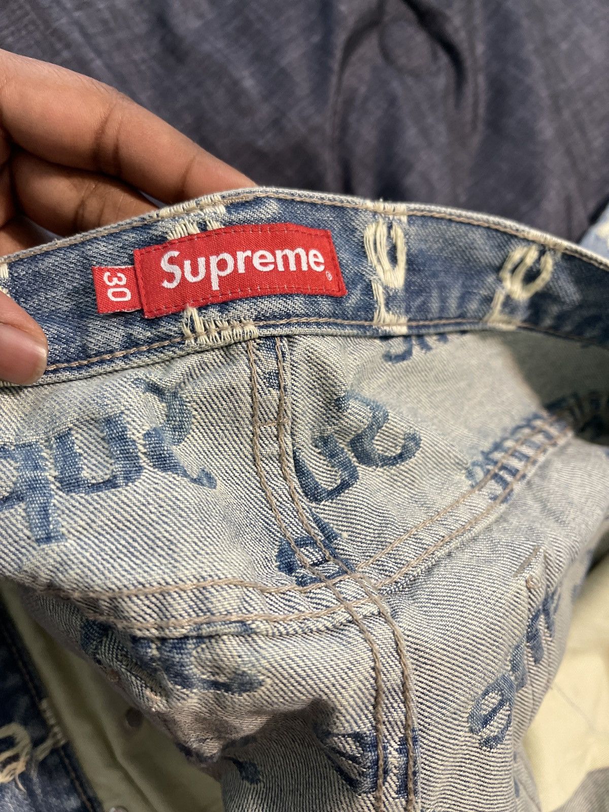 パンツ supreme Frayed Logos Regular Jean Supreme Frayed Logos Regular Jean (SS21) - $188