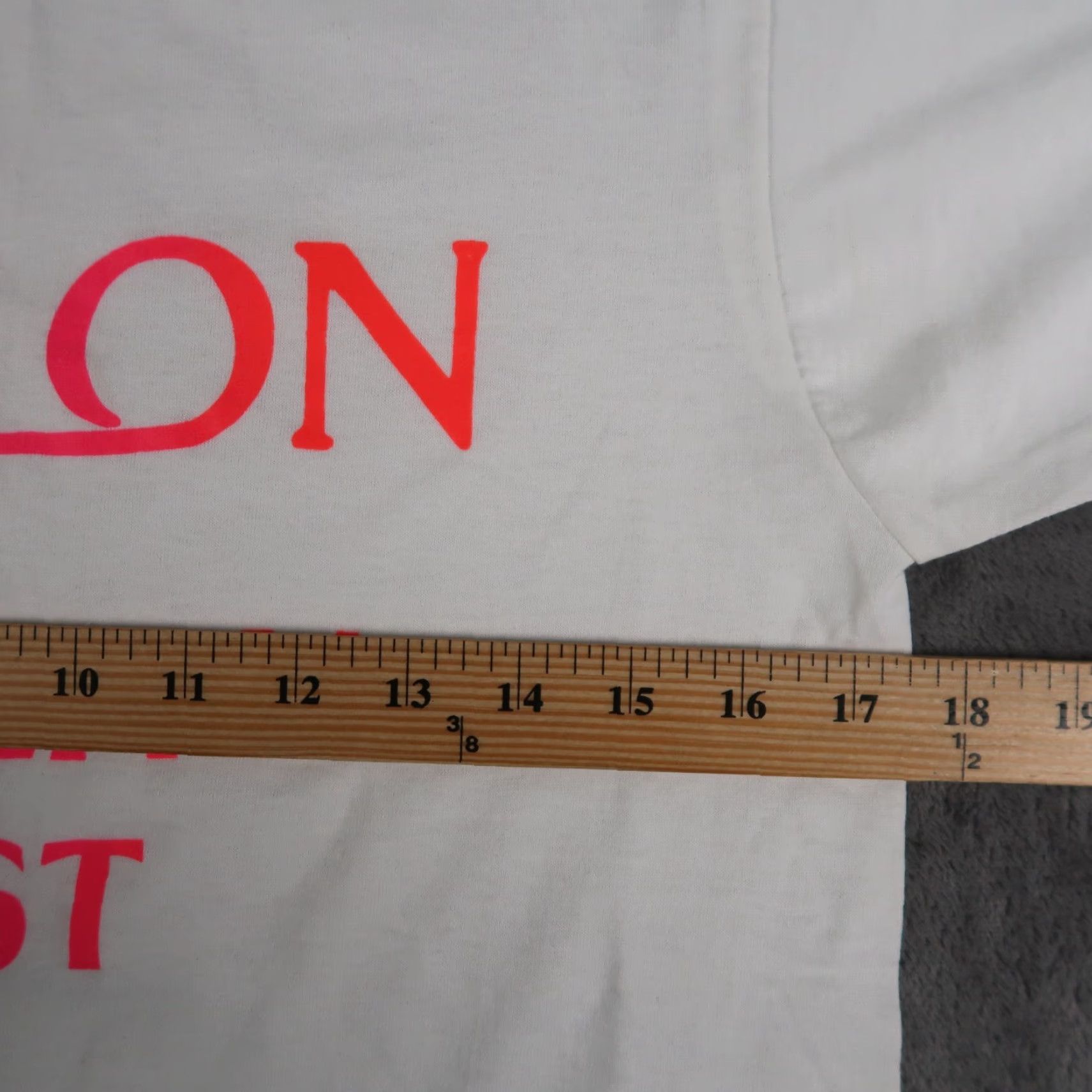 Vintage VINTAGE 90s Revlon Quality First Graphic Print T-Shirt Men Medium White Cotton Retro Size US M / EU 48-50 / 2 - 5 Thumbnail