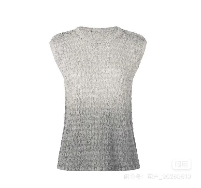 Issey Miyake Issey Miyake size:one size A grey gradient round-neck vest Size S / US 4 / IT 40 - 1 Thumbnail