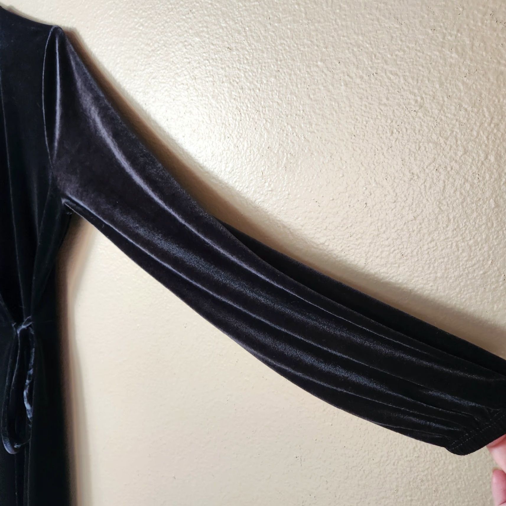Velvet Ginger G Womens |M| Black Velvet Knee-Length Long Balloon Sleeve Wrap Dress Size M / US 6-8 / IT 42-44 - 4 Thumbnail