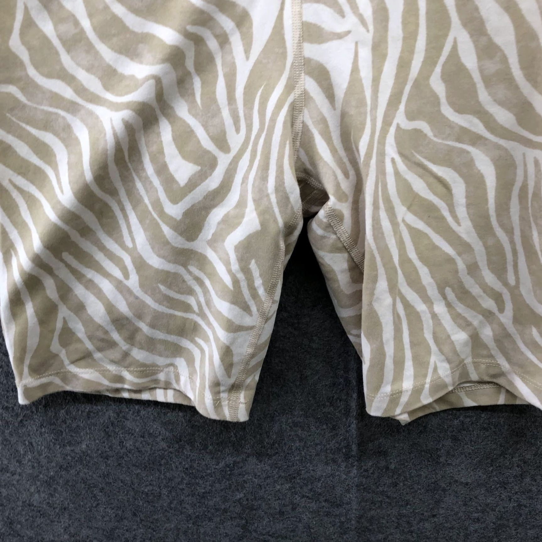 Old Navy Old Navy Bike Short Womens M Extra High Rise Animal Print Tan White Active Yoga Size 32" / US 10 / IT 46 - 4 Thumbnail