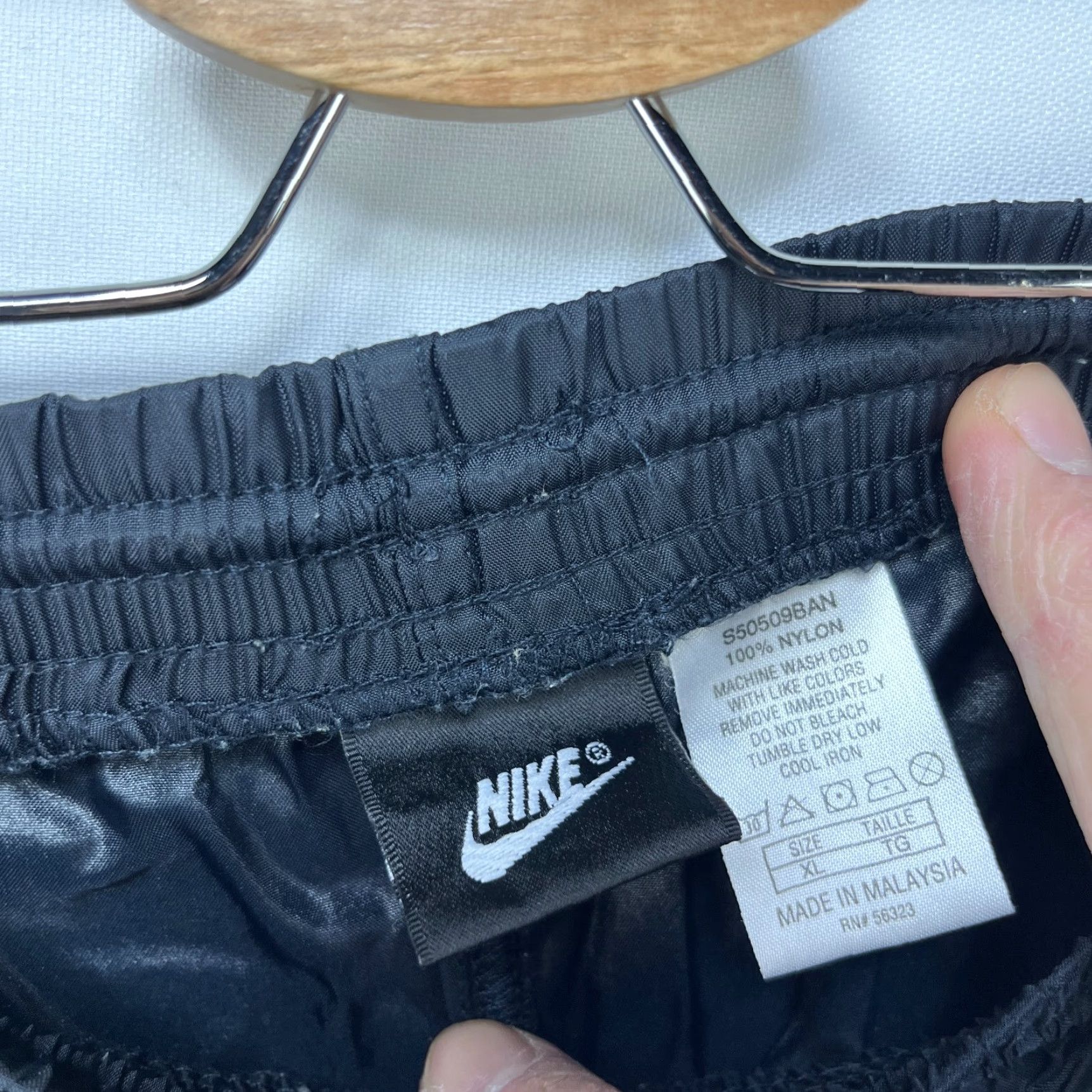 Nike VINTAGE Nike Windbreaker Pants Black Tonal Swoosh XL Parachute Swishy 90s Track Pants Mens Size US 36 / EU 52 - 4 Thumbnail