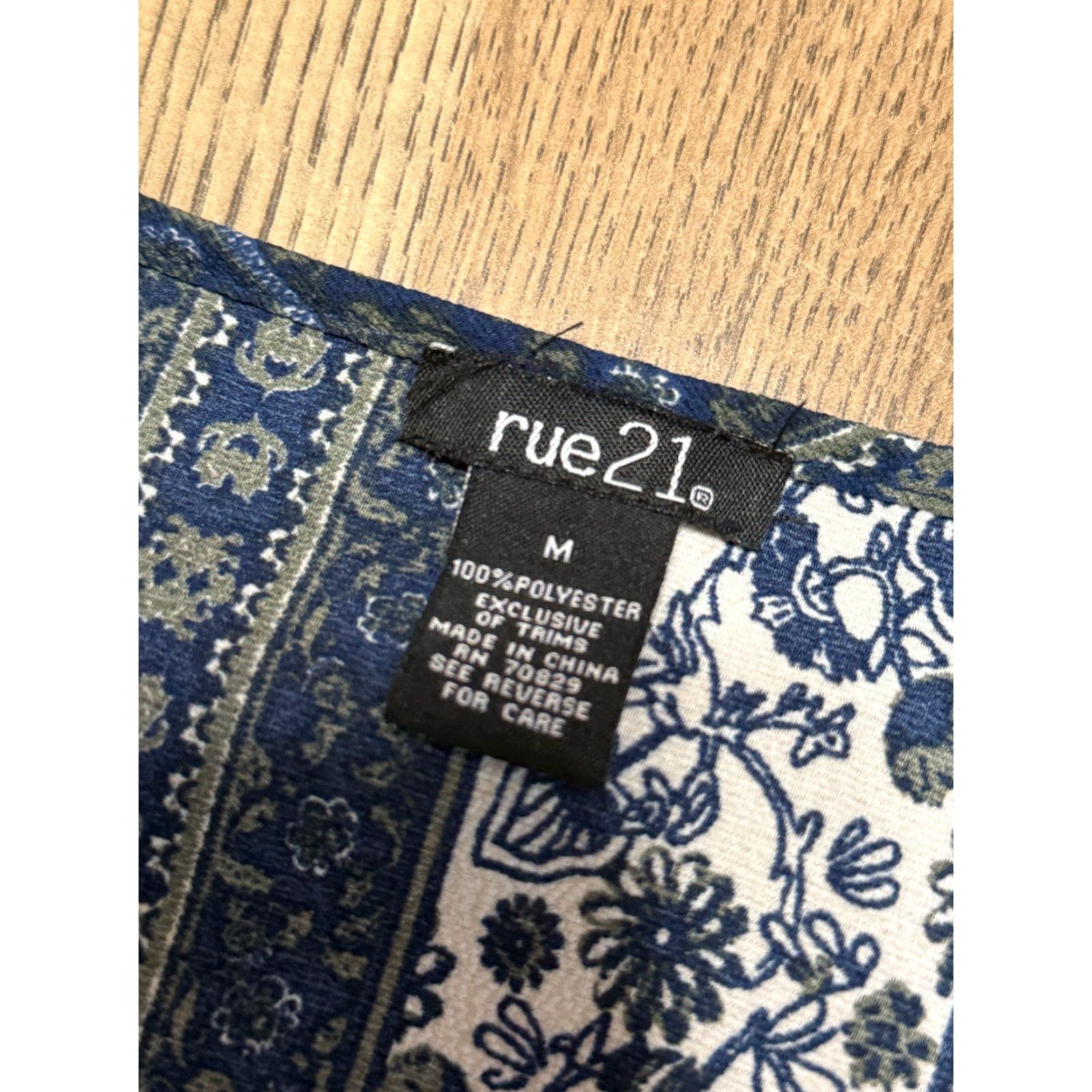 Vintage Rue 21 Blouse Women’s M White Blue Green Floral Long Sleeve V-Neck Pullover Casual Modern Flower Blue Size M / US 6-8 / IT 42-44 - 5 Thumbnail