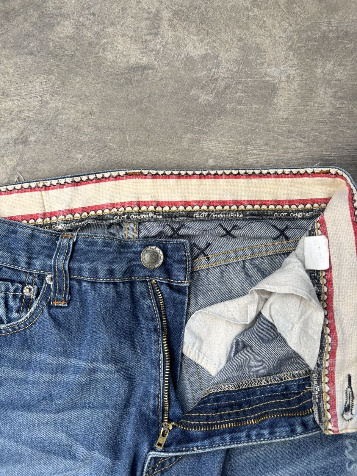 CLOT × Levi's Clot x Levi’s x Original Fake Kaws Size US 31 - 14 Thumbnail
