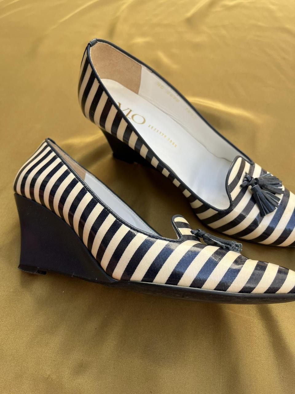 Japanese Brand VIO navy blue & cream wedge loafers Size US 6 / IT 36 - 4 Thumbnail