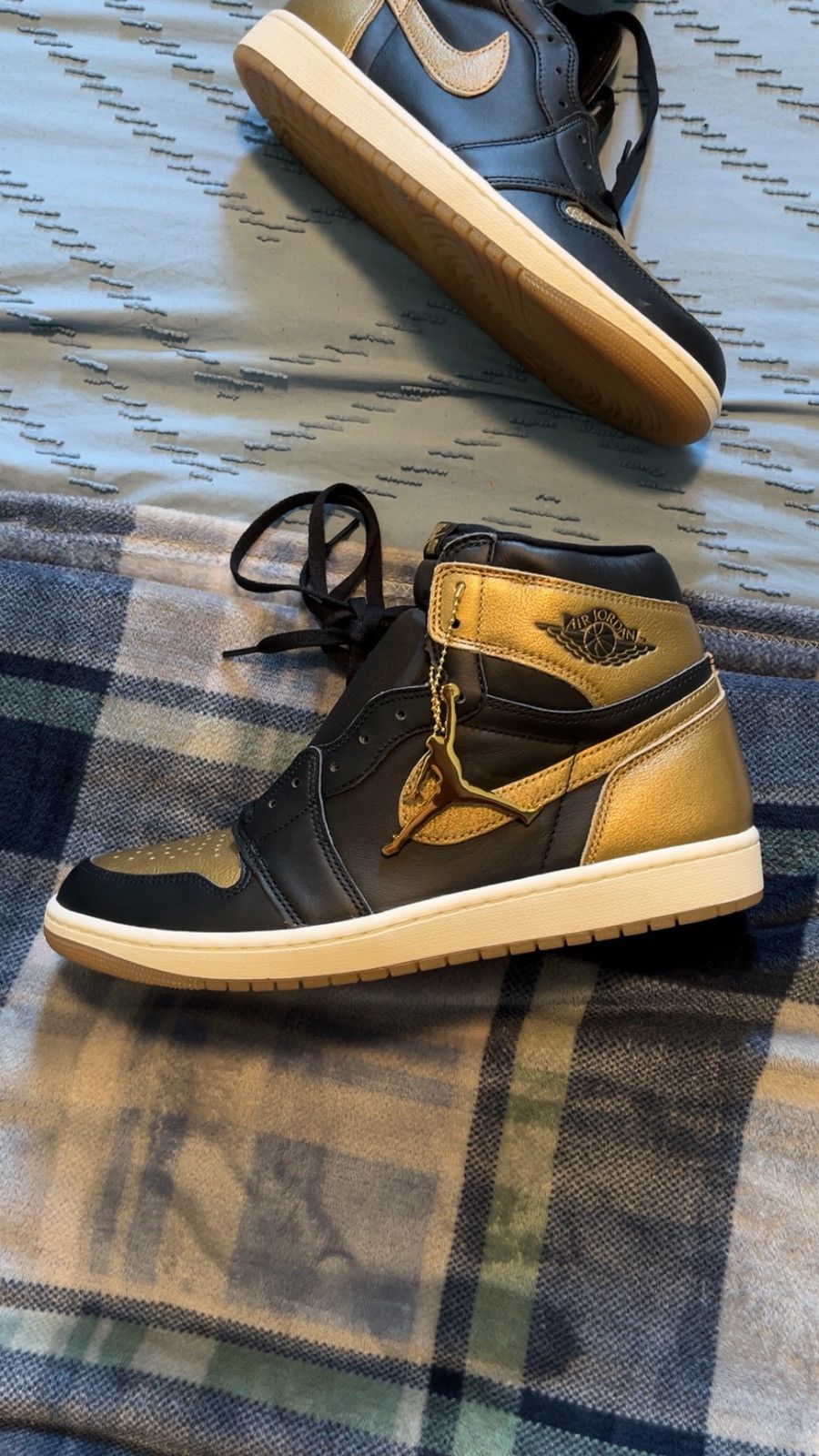 Jordan Brand Air Jordan 1 High sneakers in a black and metallic gold Size US 11.5 / EU 44-45 - 16 Thumbnail