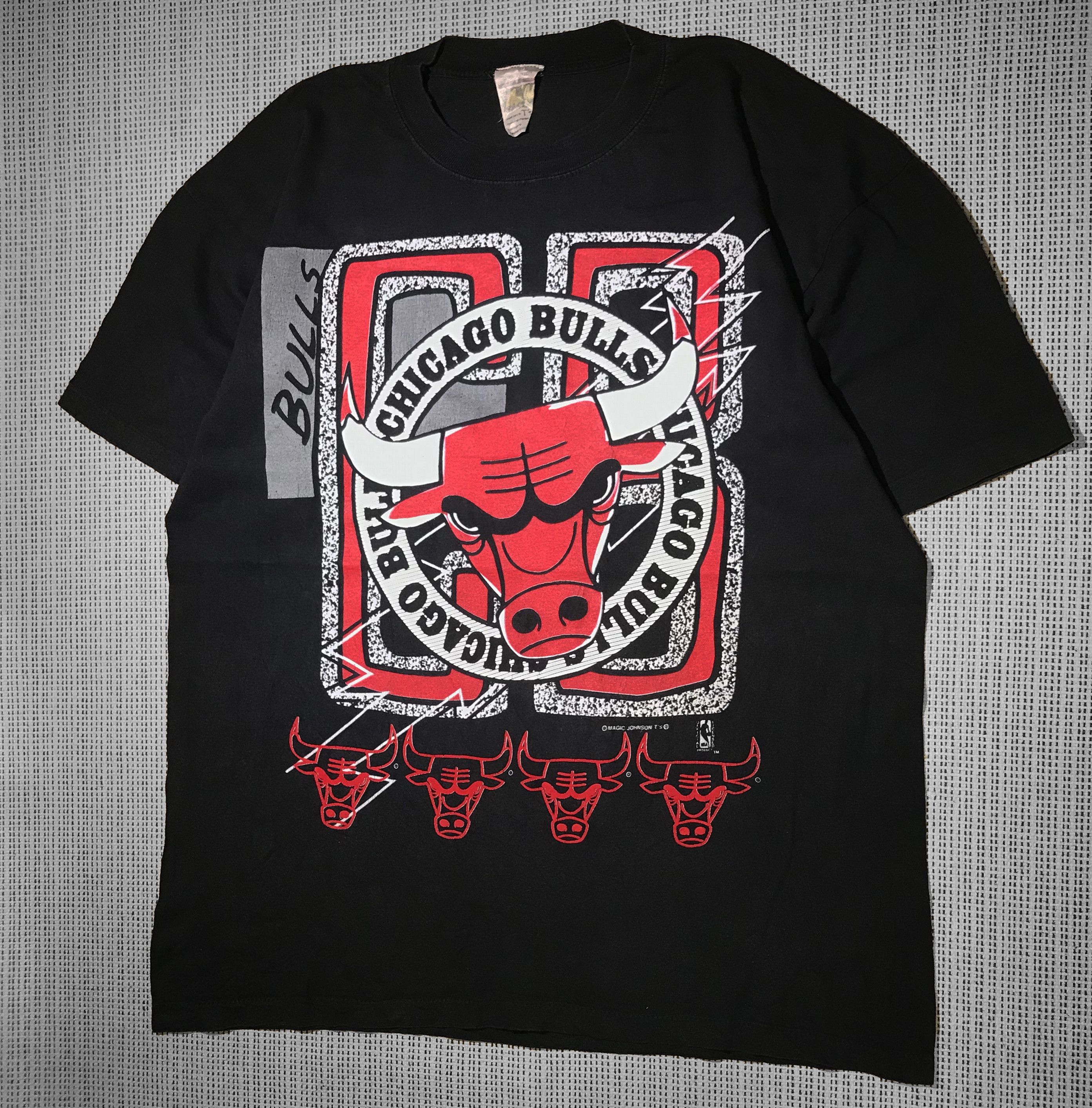 Vintage Vintage 90s Chicago Bulls “Magic Johnson” T-shirt (XXL) Size US XXL / EU 58 / 5 - 1 Thumbnail