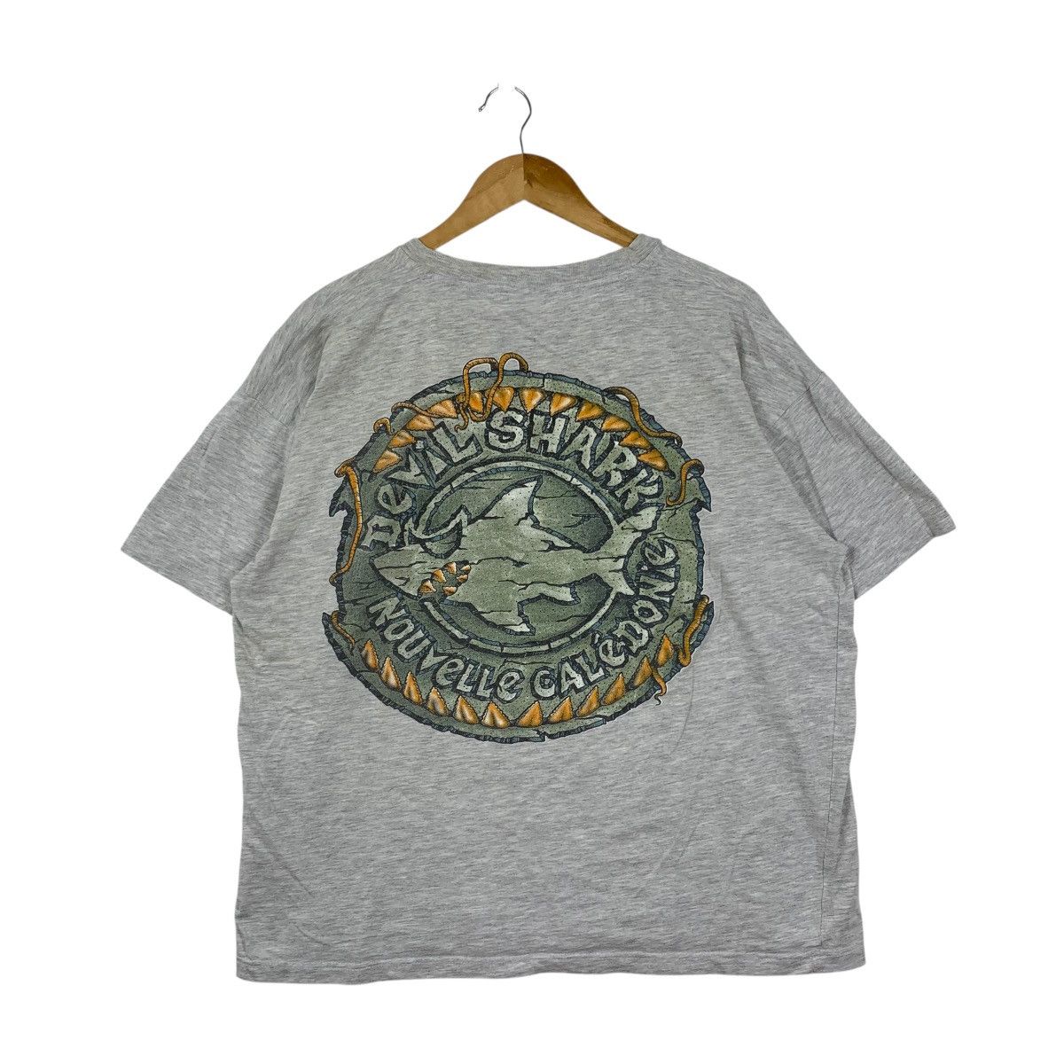 Vintage Vintage DEVIL SHARK SURF Nouvelle Caledonie Tshirt Size US XL / EU 56 / 4 - 1 Thumbnail