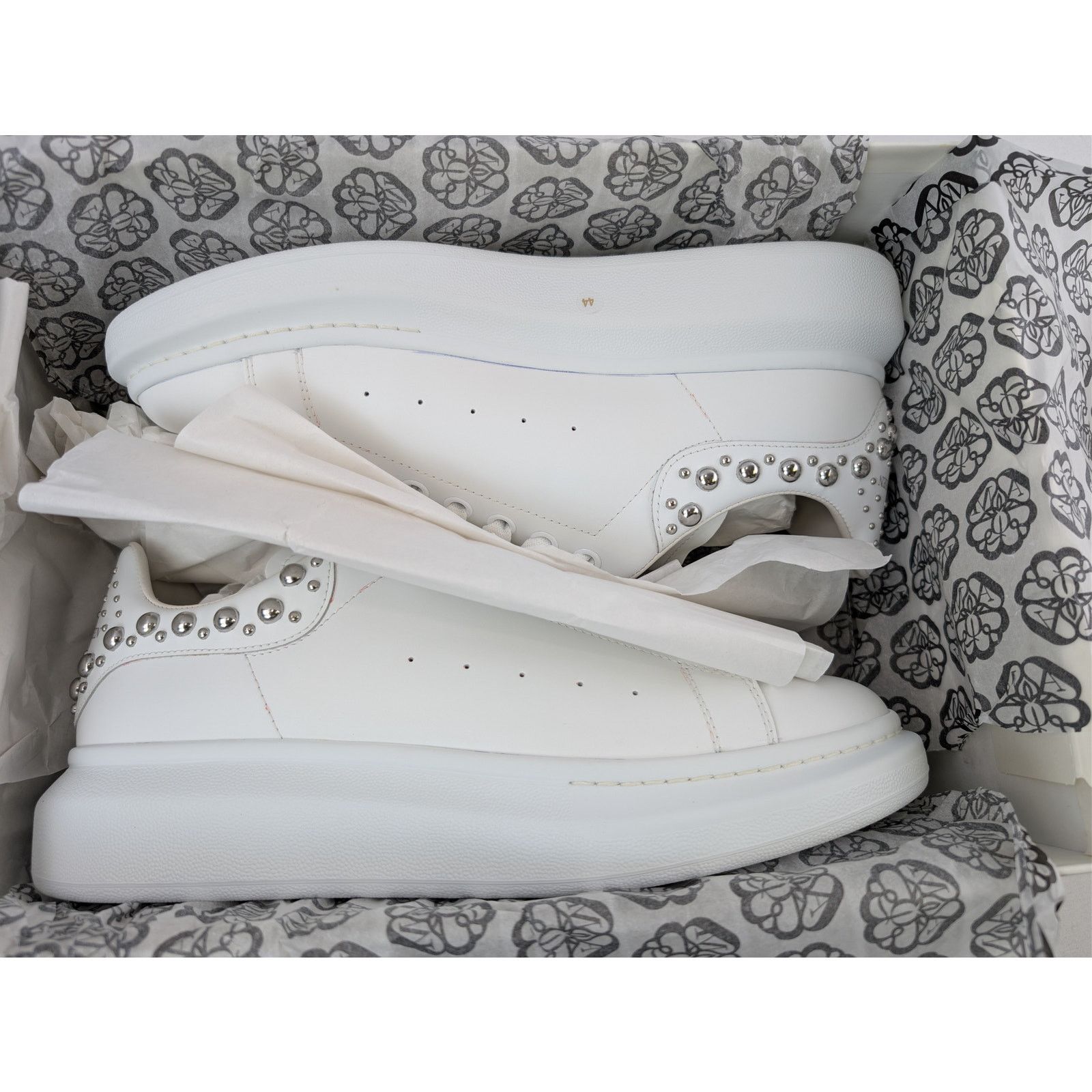 Alexander McQueen o1rshd1 Larry Sneakers in White/Silver Size US 11 / EU 44 - 18 Thumbnail