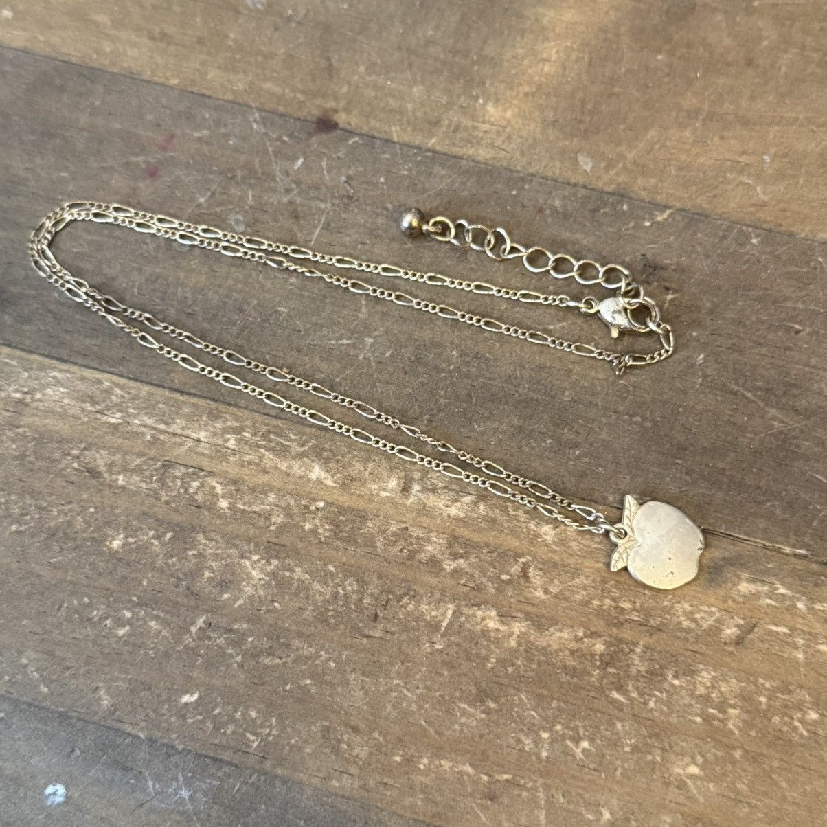 Other Gold tone apple pendant necklace Size ONE SIZE - 3 Thumbnail