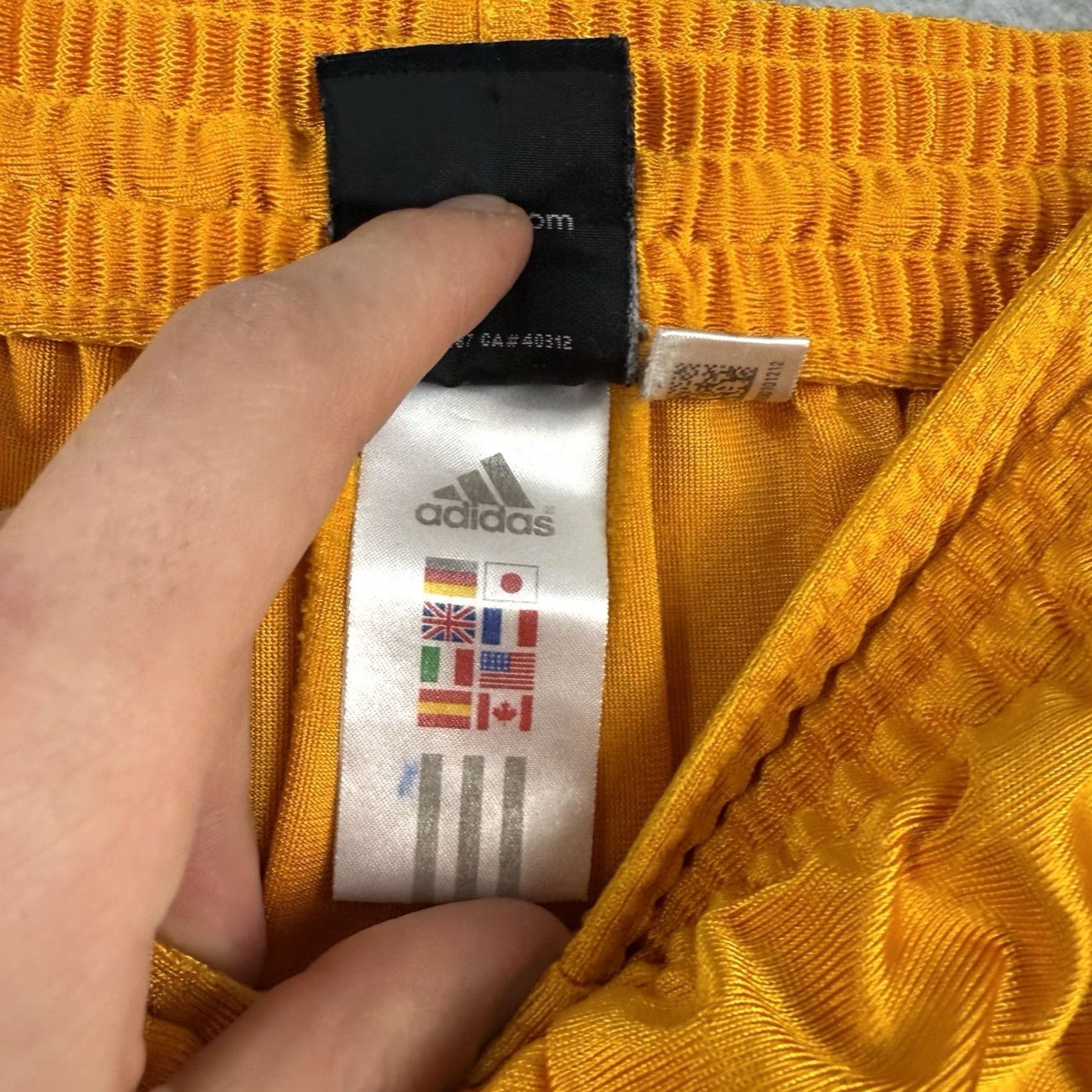 Adidas VINTAGE Adidas Dazzle Shorts Athletic Drawstring M Men's Yellow 100% Polyester Basketball USA 7in Inseam Size US 31 - 5 Thumbnail