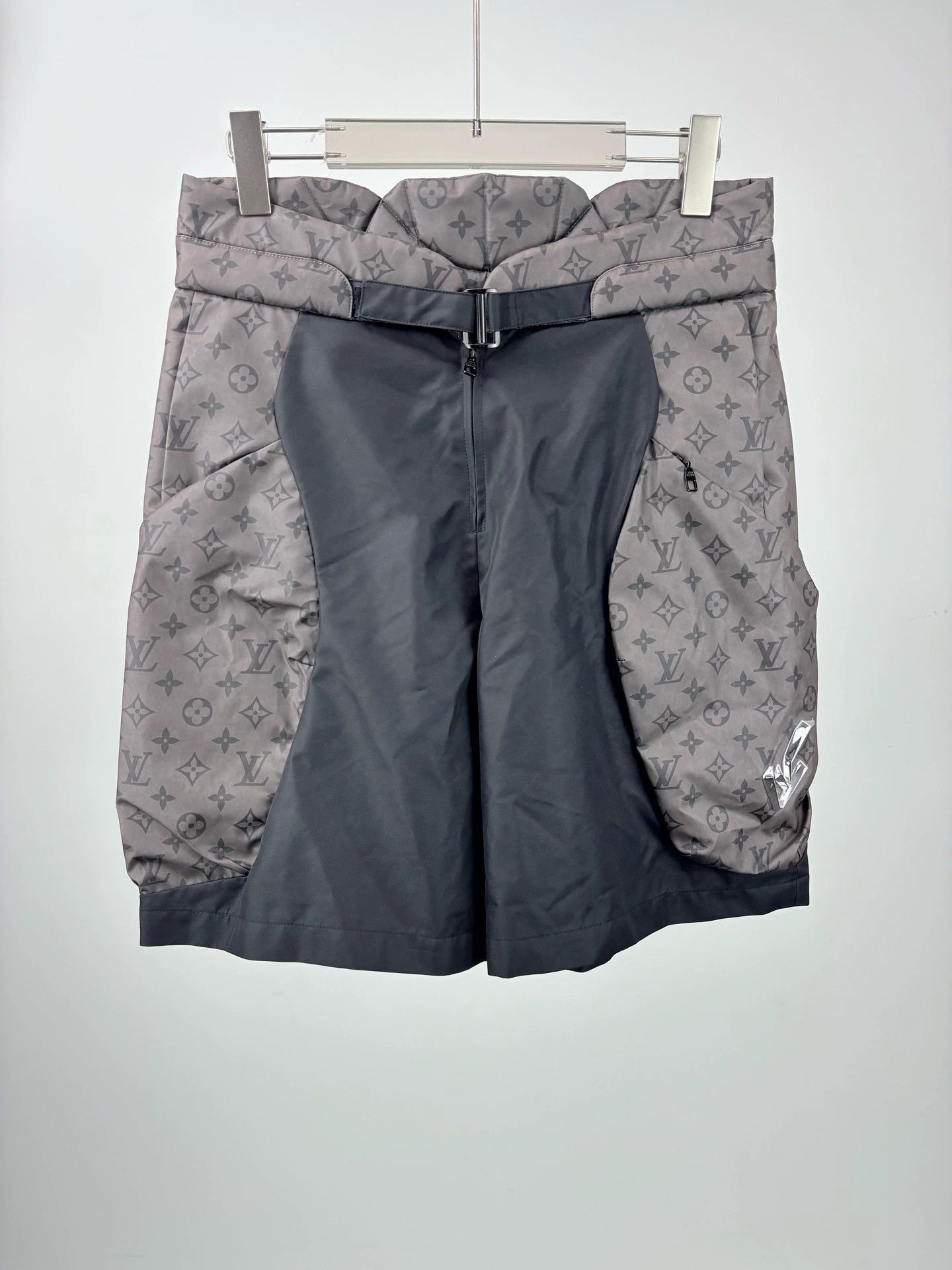 Louis Vuitton LOUIS VUITTON LV2054 Thermal Induction Monogram Logo Shorts Size 26" / US 2 / IT 38 - 1 Thumbnail