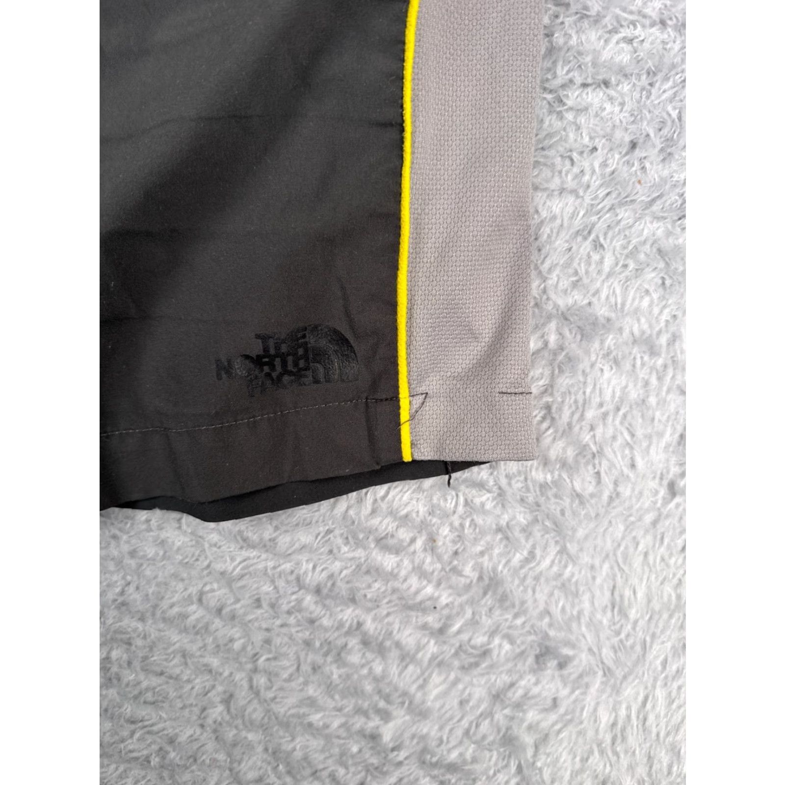 The North Face The North Face Shorts Men Large Gray Yellow 100% Polyester Run Gym Hike READ Size US 33 - 4 Thumbnail