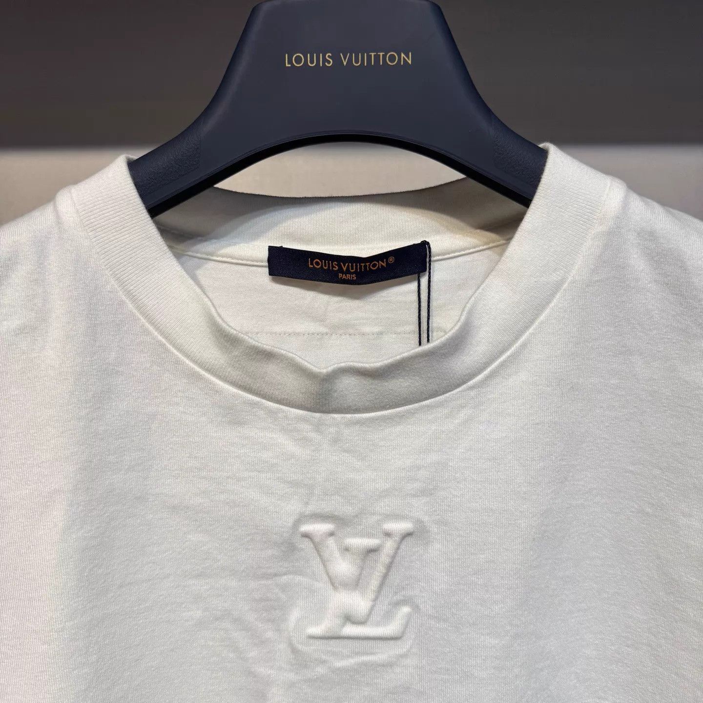 Louis Vuitton Louis Vuitton White Embossed Short Sleeve T-Shirt M Size US M / EU 48-50 / 2 - 2 Thumbnail