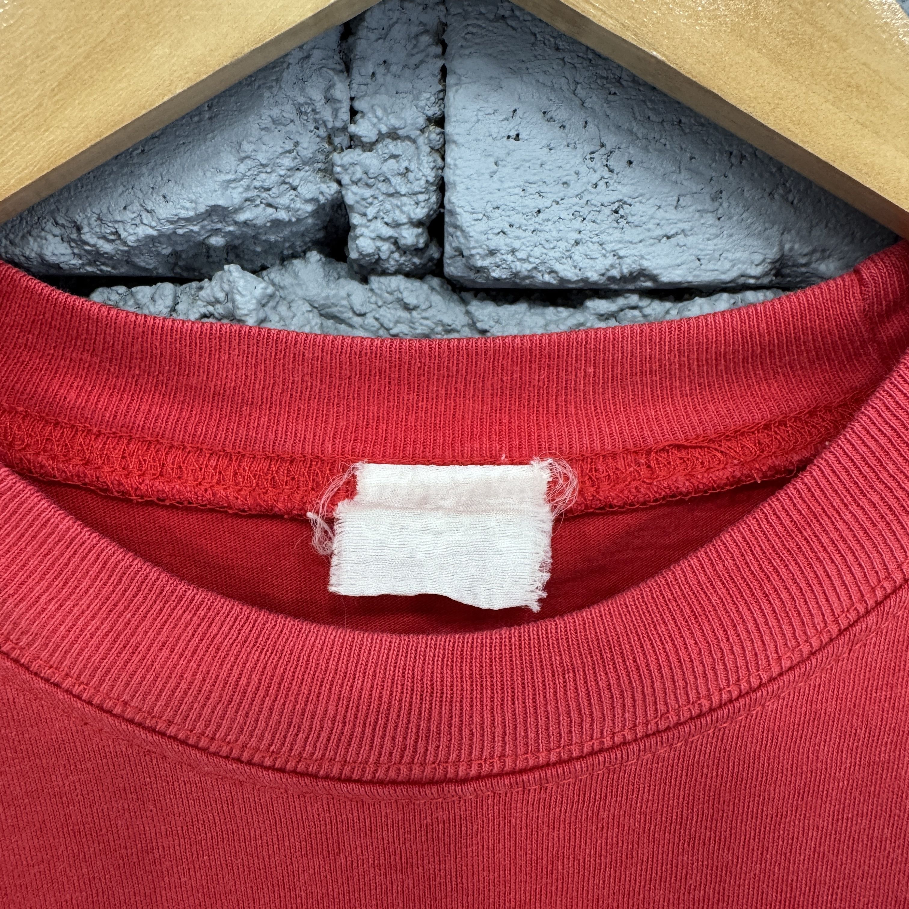 Anime Vintage Red graphic Tshirt featuring the character Doraemon Size US L / EU 52-54 / 3 - 4 Thumbnail