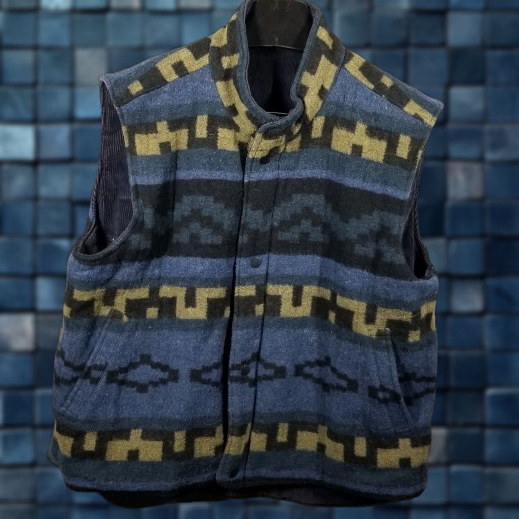 Vintage VINTAGE 90s Reversible Puffer Vest Jacket Mens Large Blue Corduroy Streetwear Aztec Size US L / EU 52-54 / 3 - 1 Thumbnail