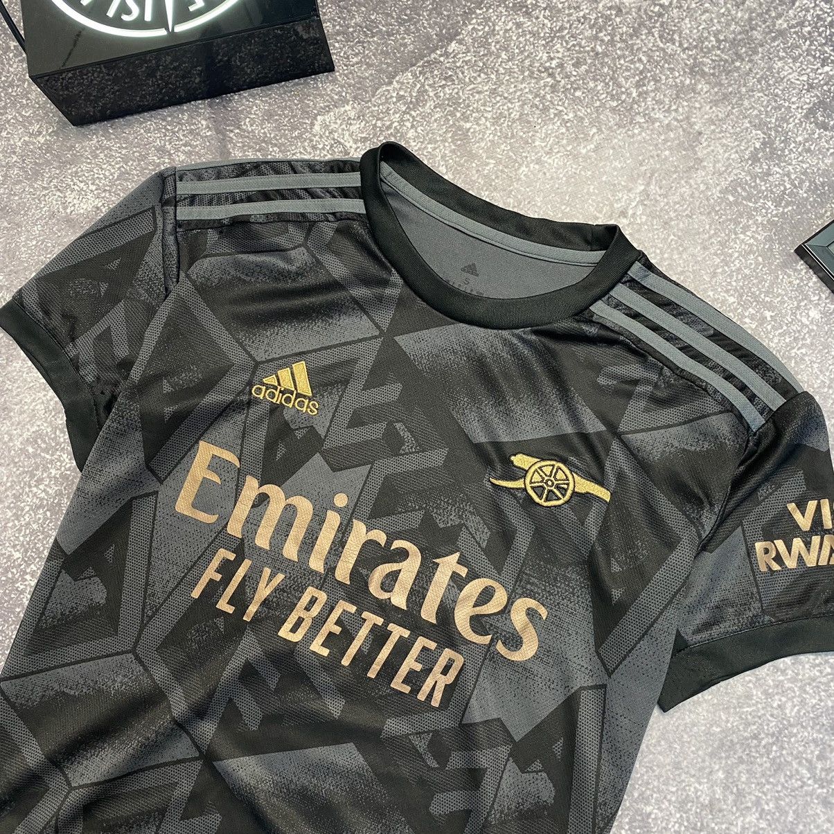 Vintage Vintage Adidas FC Arcenal Emirates 2022 soccer jersey Size US S / EU 44-46 / 1 - 2 Thumbnail