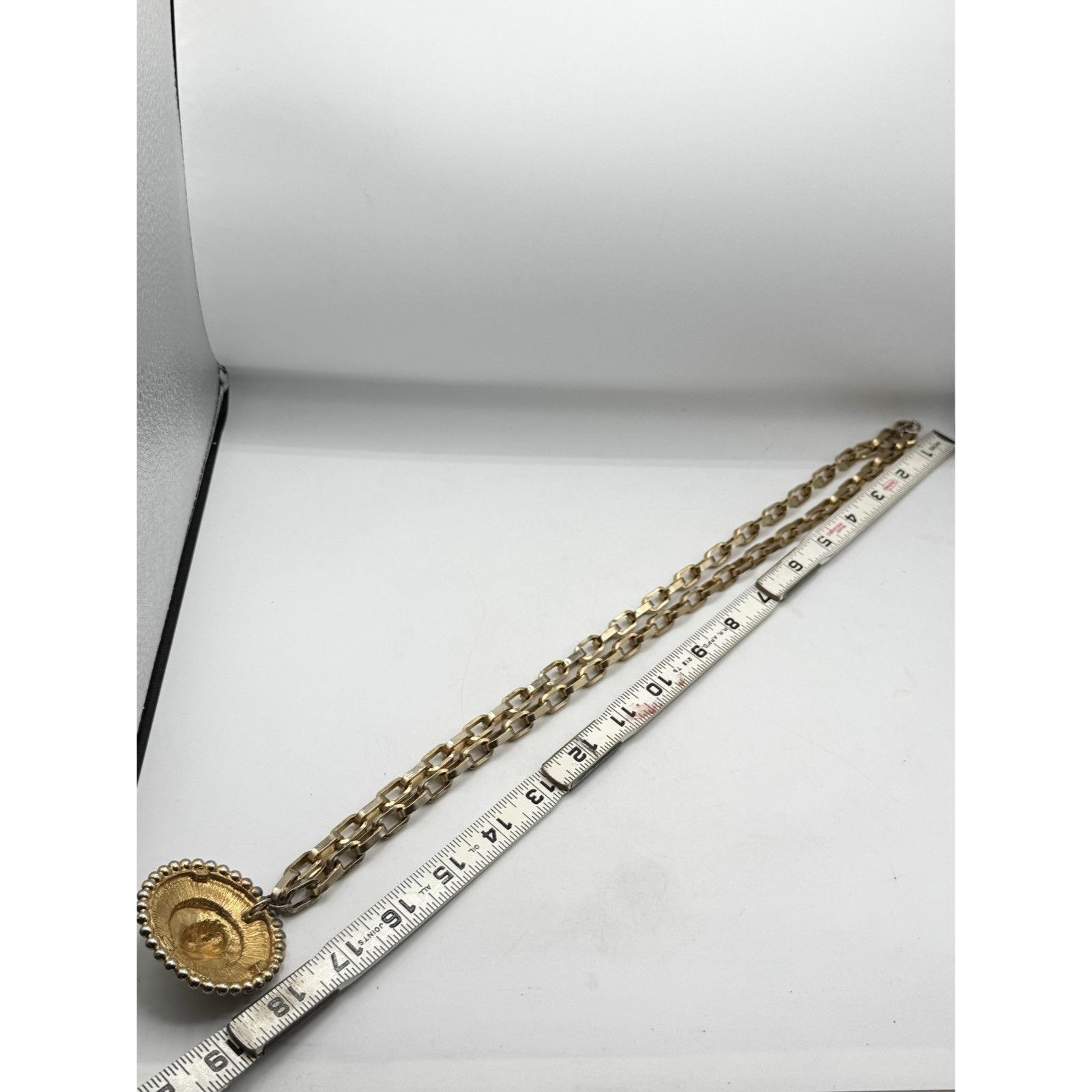 Vogue Vintage Vogue Jewelry lady medallion pendant necklace Size ONE SIZE - 6 Thumbnail