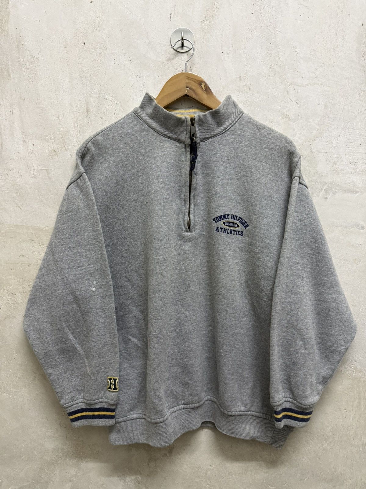 Tommy Hilfiger Distressed Tommy Hilfiger Spell Out Half Zipper Sweatshirt Size US L / EU 52-54 / 3 - 1 Thumbnail