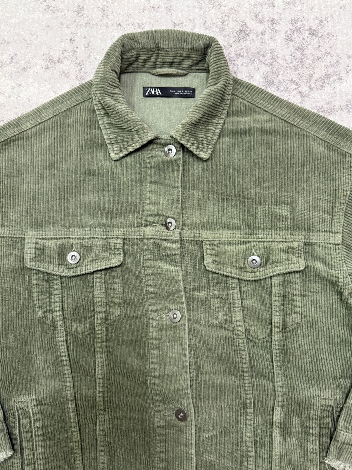 Zara Zara Oversized green corduroy button up shirt with a raw hem Size S / US 4 / IT 40 - 6 Thumbnail