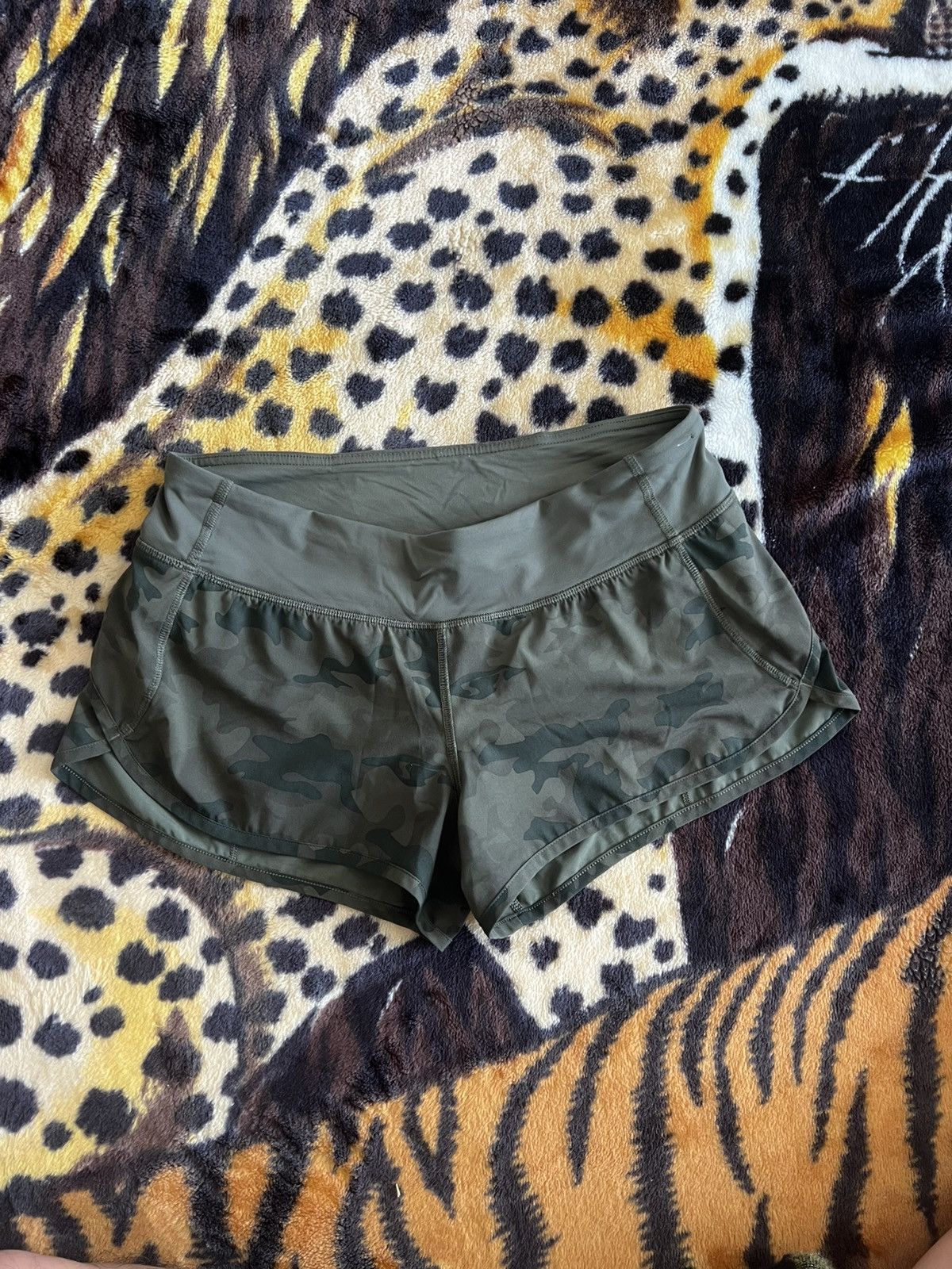Lululemon Lululemon Activewear Camo Women’s Shorts Size 28" / US 6 / IT 42 - 7 Thumbnail