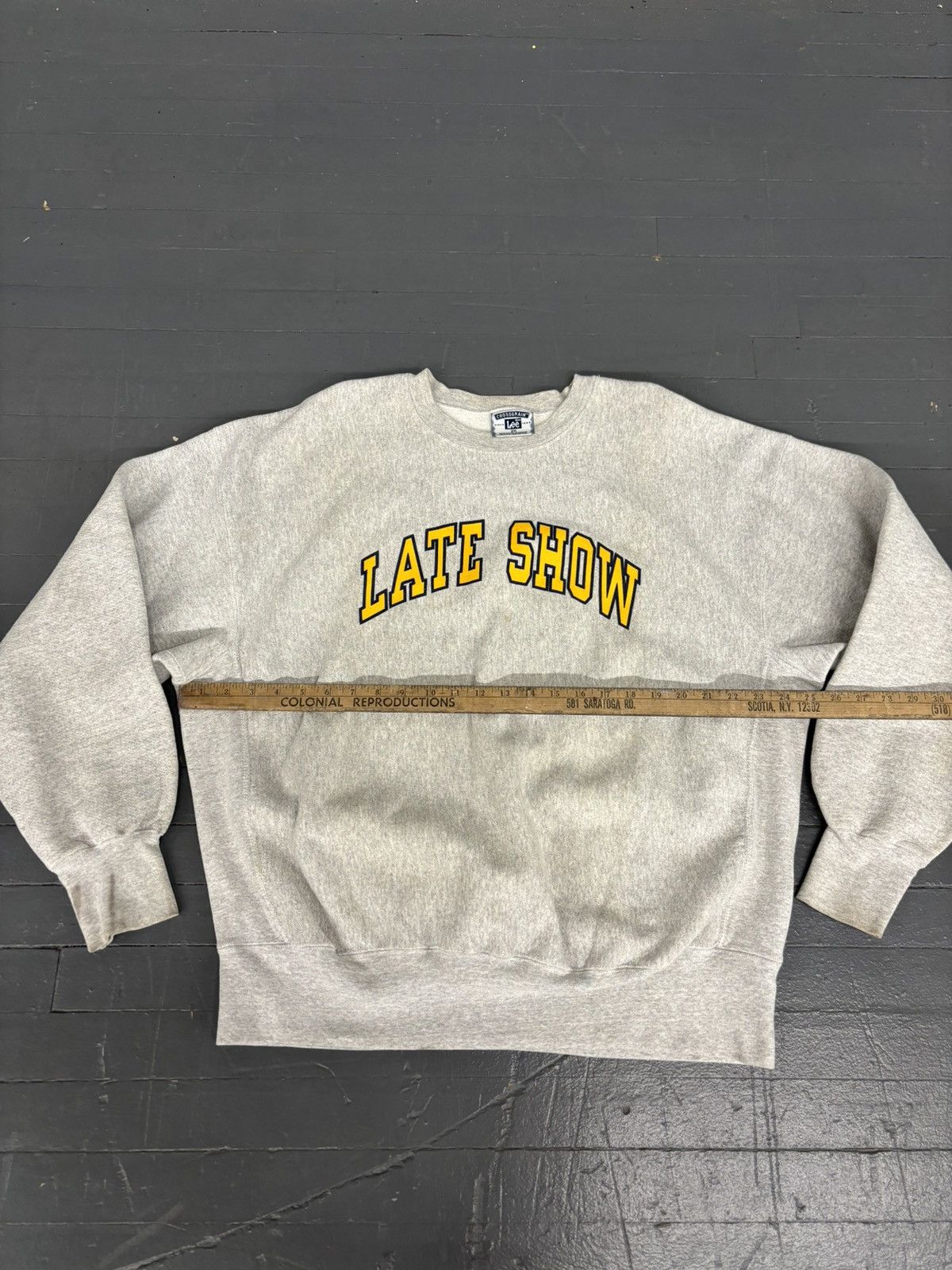 Vintage Vintage The Late Show x lee sports 90s crewneck Size US XXL / EU 58 / 5 - 3 Thumbnail