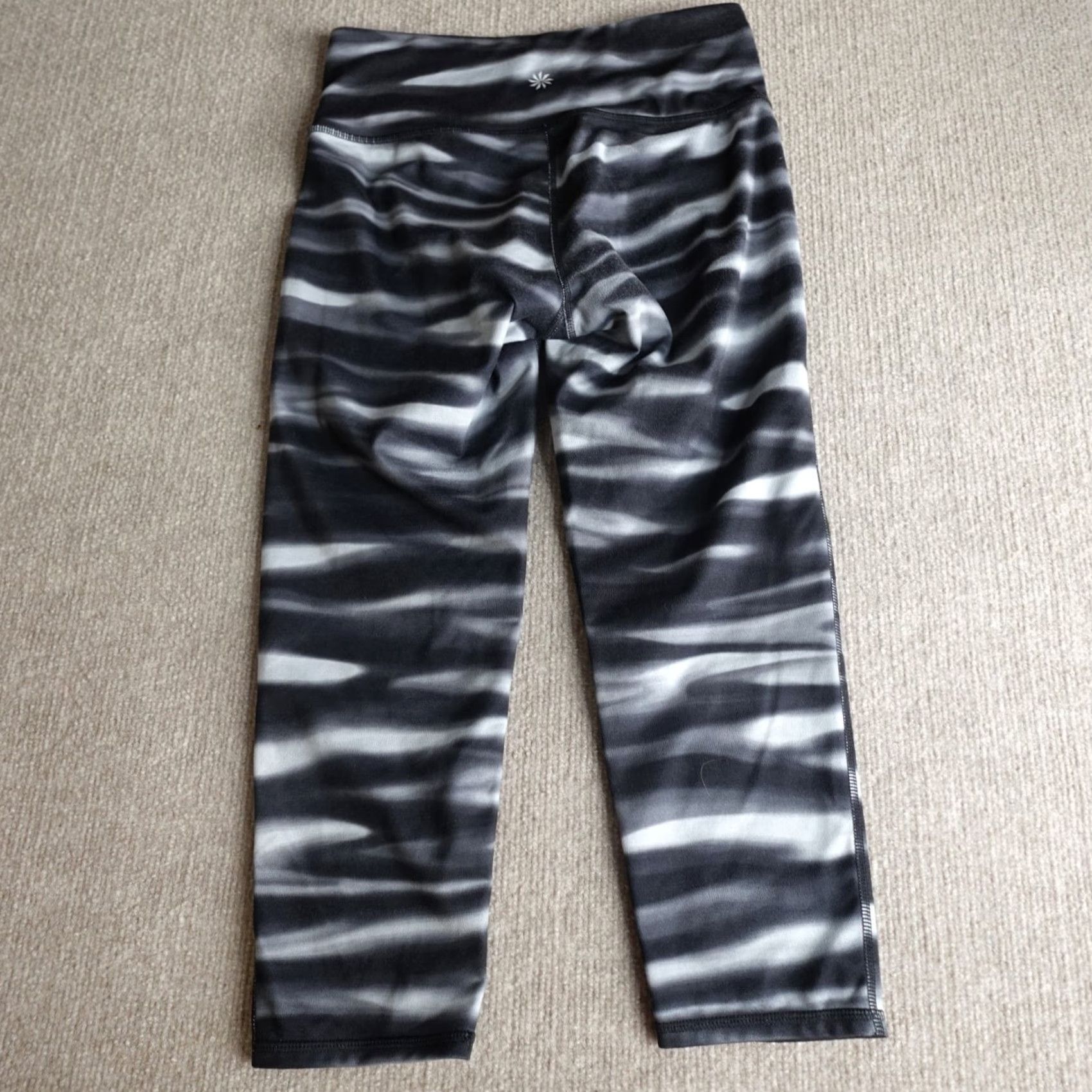 Athleta Athleta Chaturanga Capri Leggings Small Black White Striped High Rise H2O Size 28" / US 6 / IT 42 - 8 Thumbnail