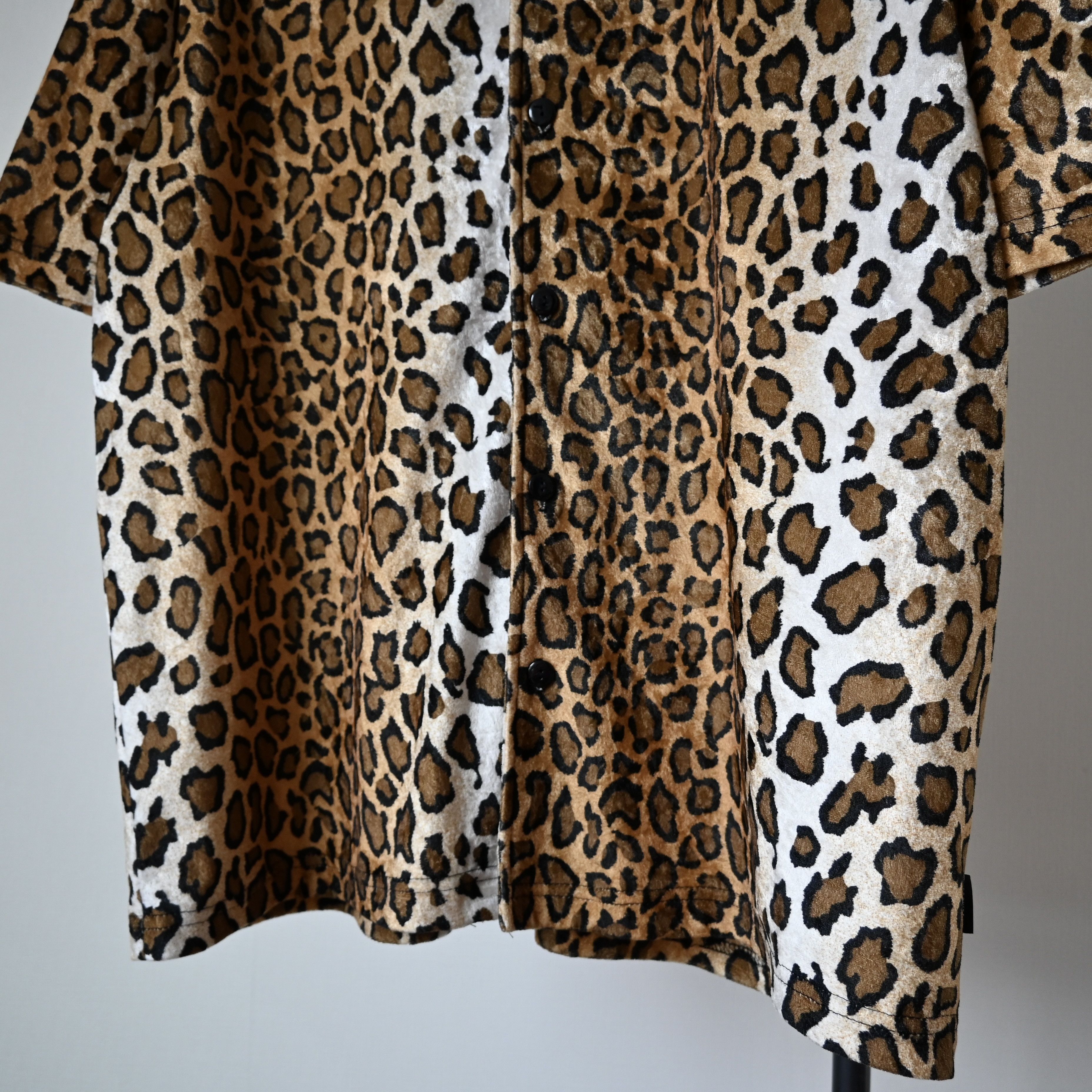 Vintage VTG 1990s Serious Clothing leopard fabric short sleeve shirt Size US L / EU 52-54 / 3 - 6 Thumbnail