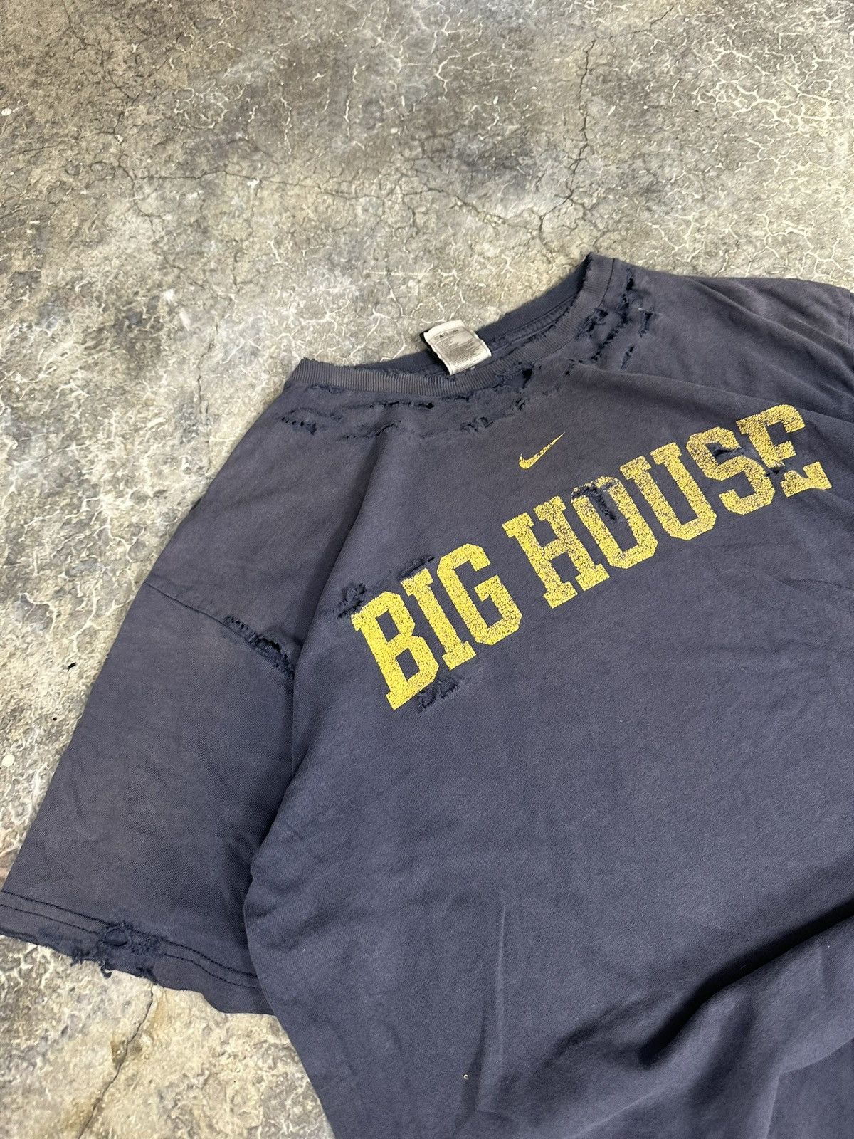 Nike × Vintage Vintage Bighouse Thrashed Nike Michigan Tee Size US M / EU 48-50 / 2 - 3 Thumbnail