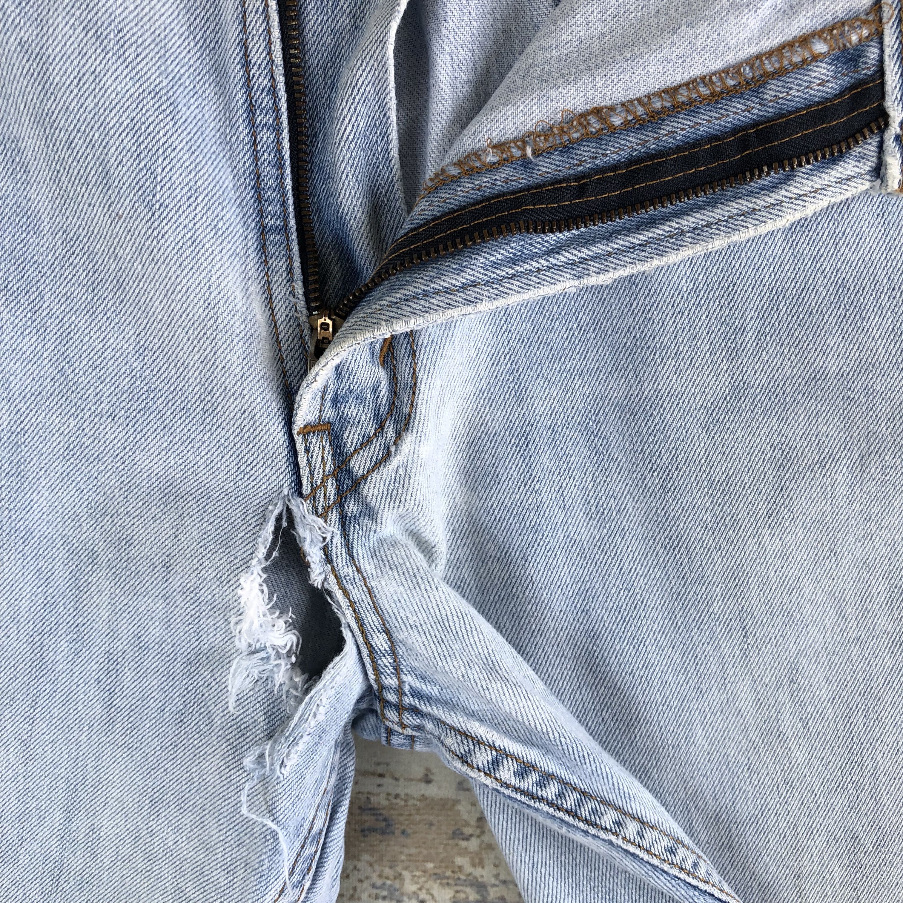 Levi's Vintage Levis 550 Light Wash Jeans Ripped Faded Levi's Denim Size US 34 / EU 50 - 7 Thumbnail