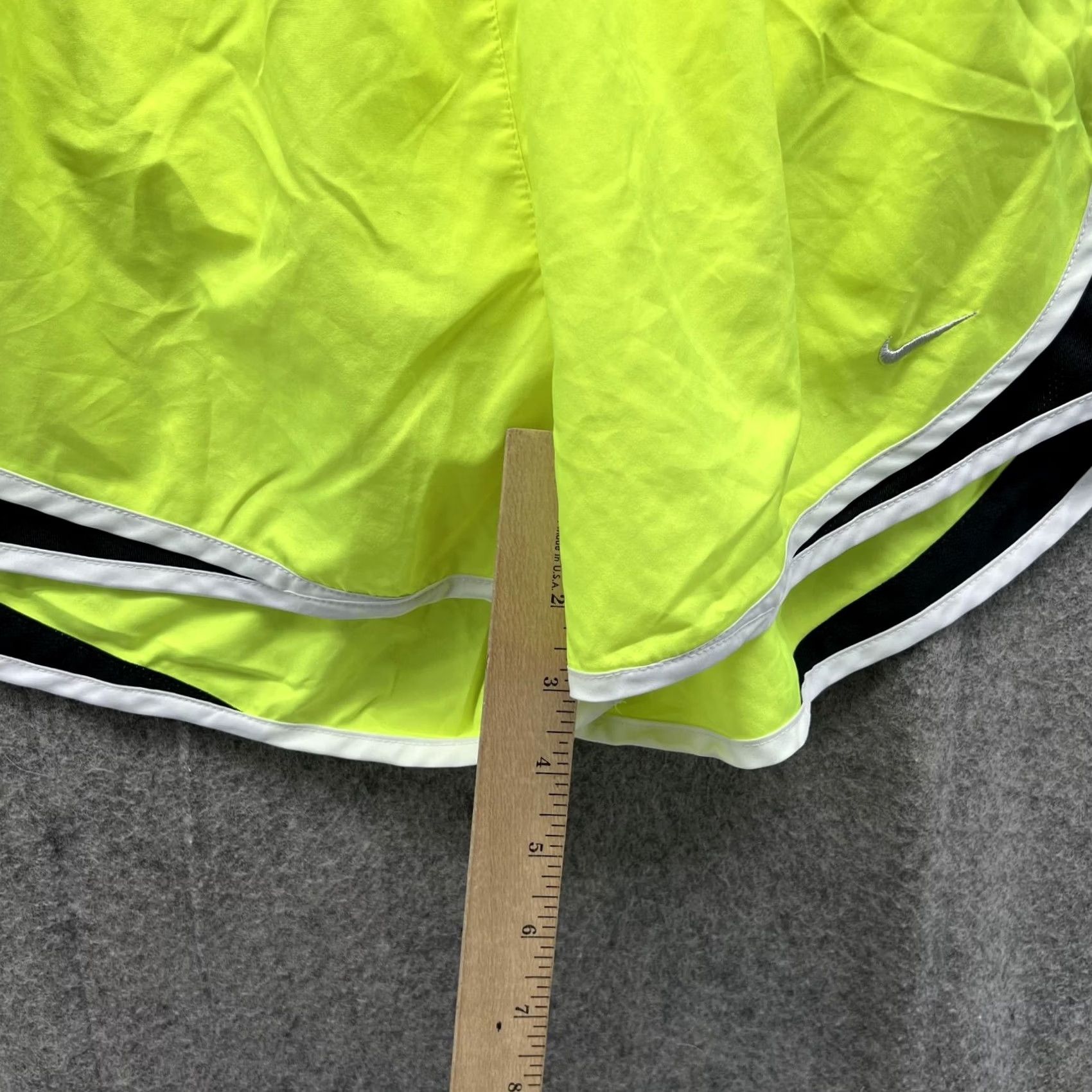 Nike Nike Shorts Women L Green Neon Athletic Dri-Fit Polyester Trainer Waist 30 Inseam 3 in Size 36" / US 14 / IT 50 - 6 Thumbnail