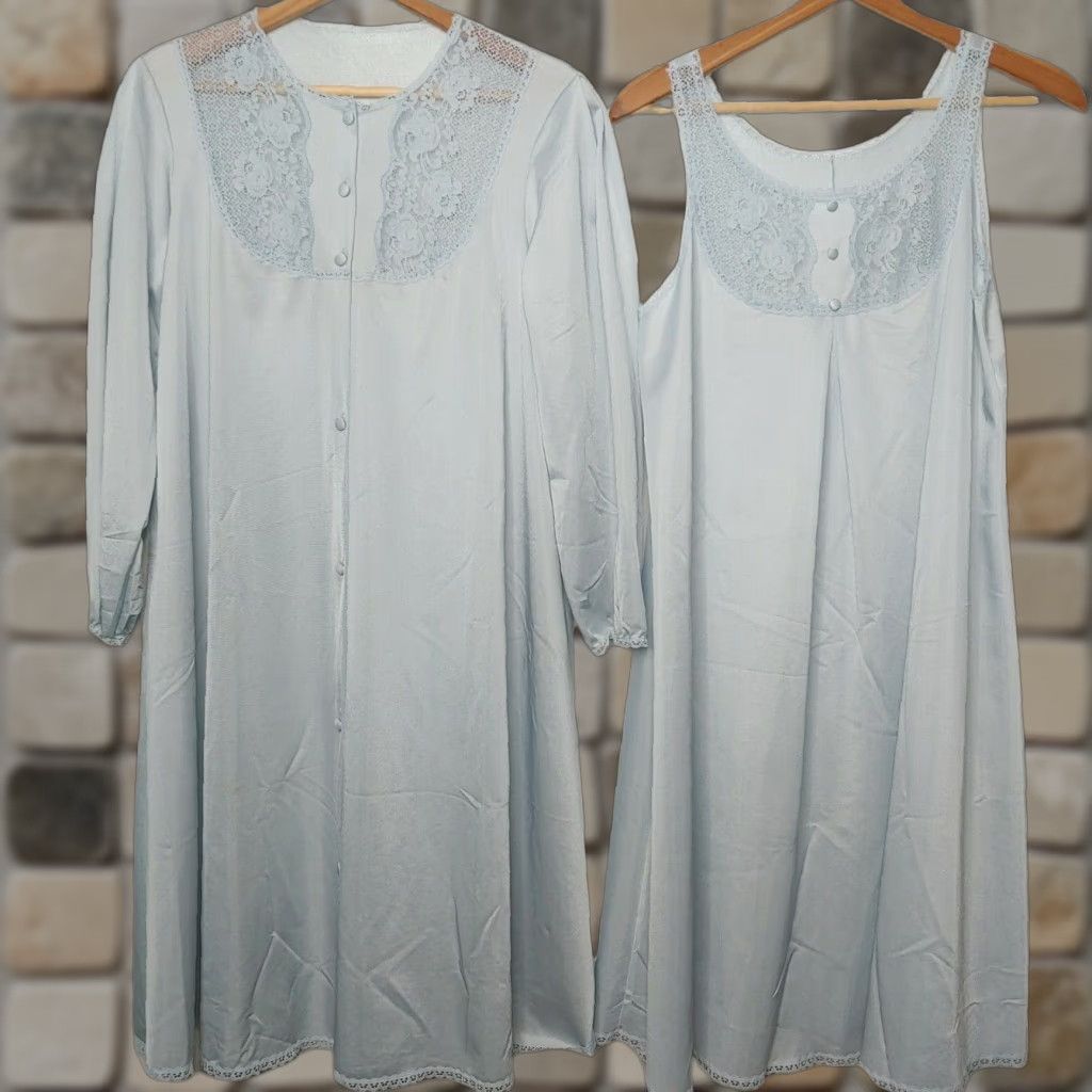 Vintage VINTAGE Vanity Fair Peignoir Set Robe Gown Blue Lace 34 1980s Eveningwear Shirt Women Mens? Size ONE SIZE - 1 Thumbnail
