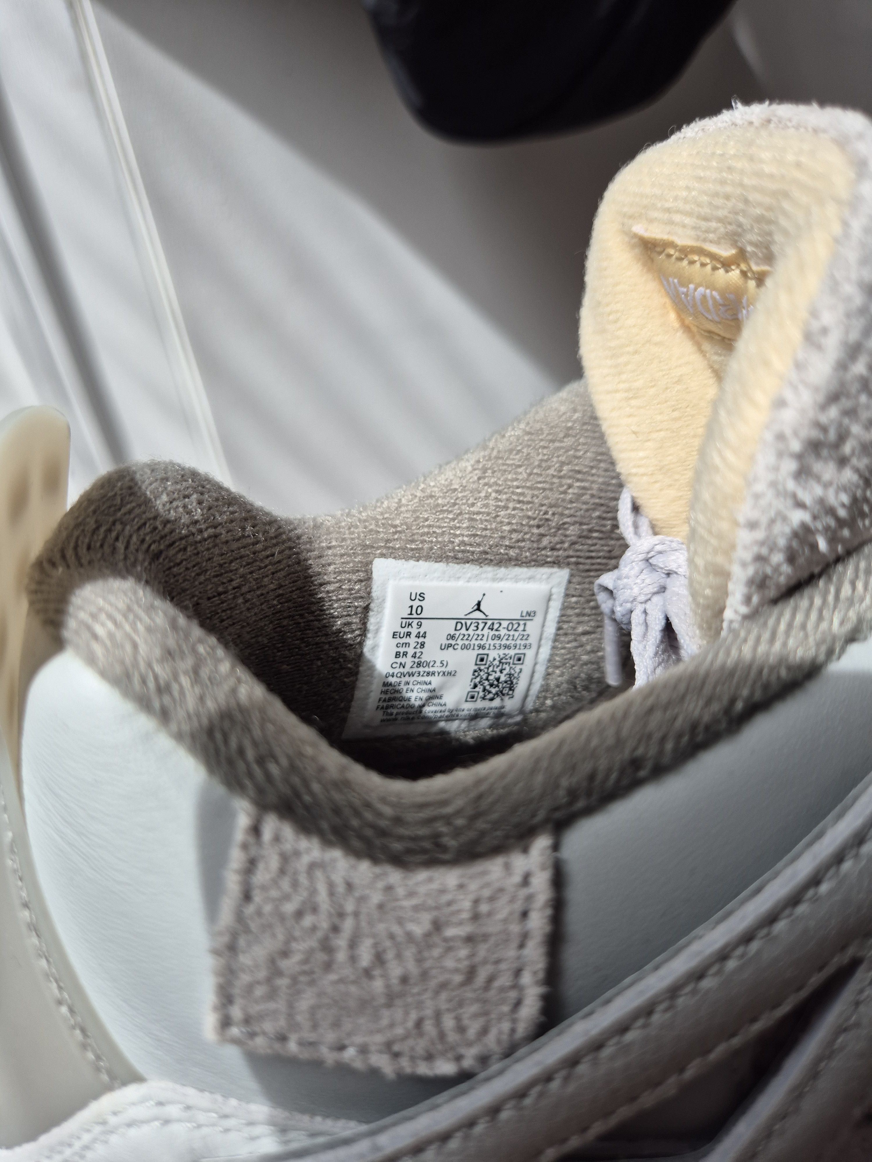 Jordan Brand Jordan 4 photon dust Size US 10 / EU 43 - 4 Thumbnail