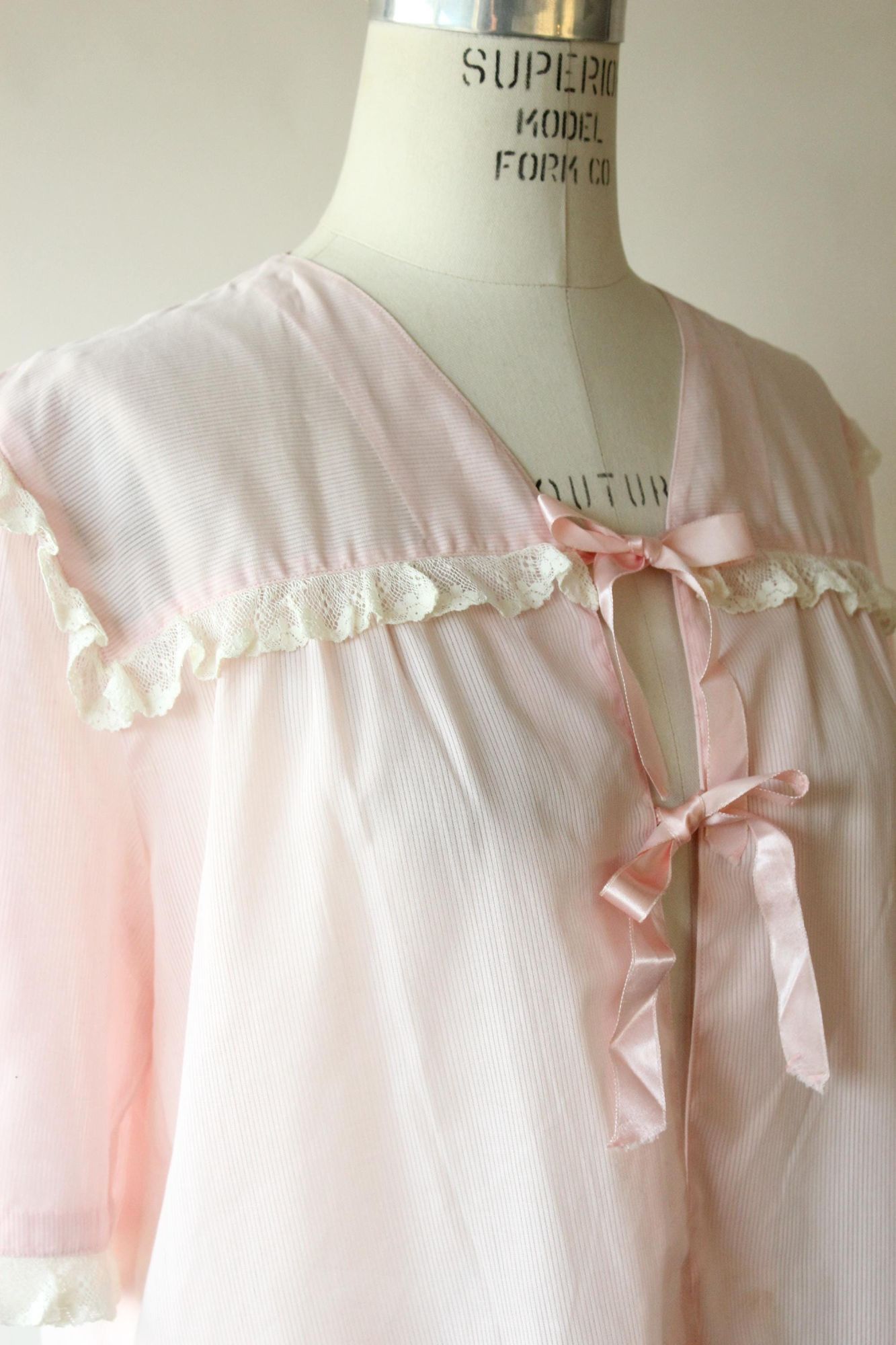 Vintage Vintage 1940s 1950s Bed Jacket, Pale Pink Pinstripes with Pi Size ONE SIZE - 5 Thumbnail