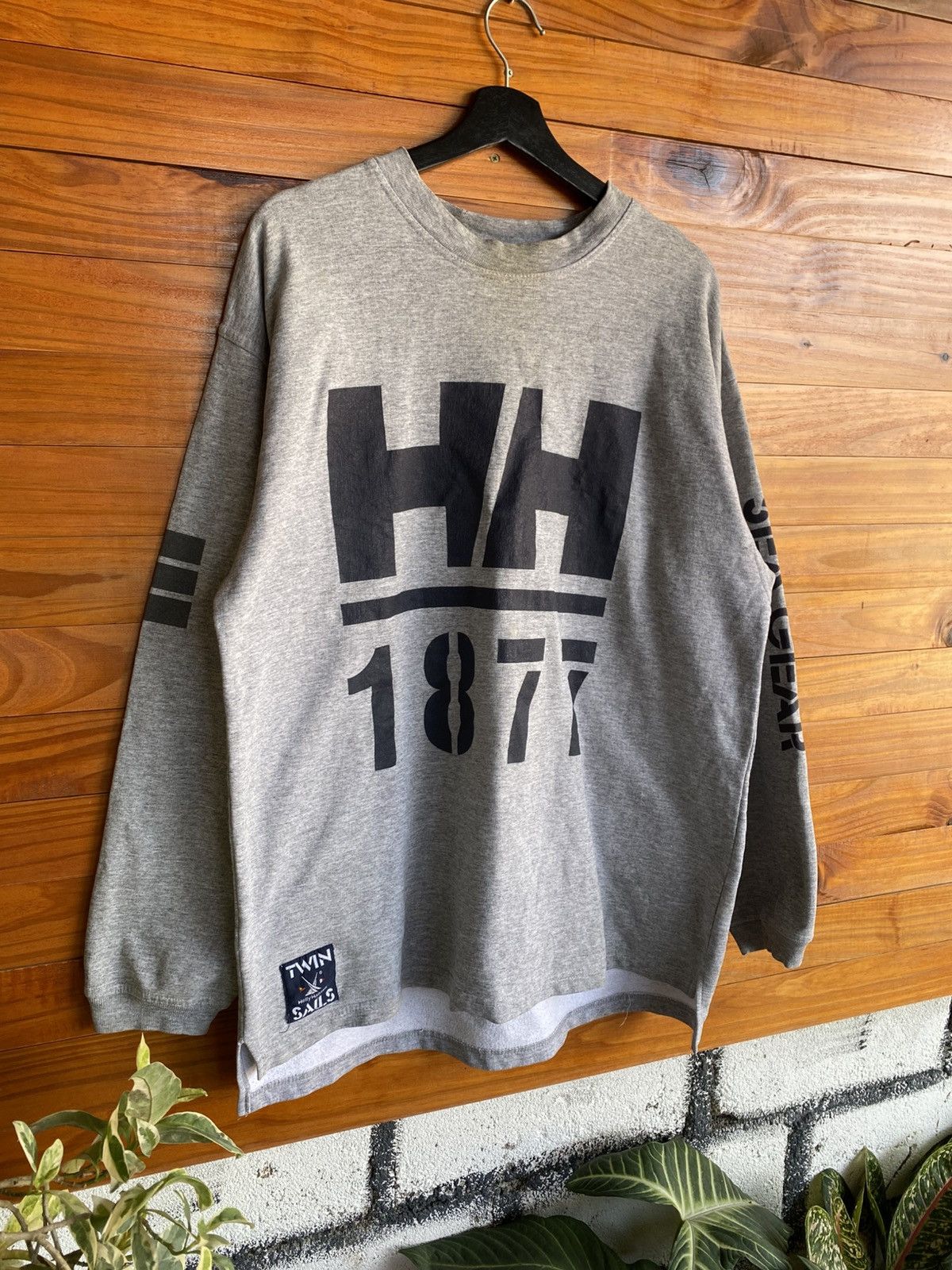 Helly Hansen Vintage Helly Hansen HH Long Sleeve Grey Graphic Pullover Size US L / EU 52-54 / 3 - 5 Thumbnail