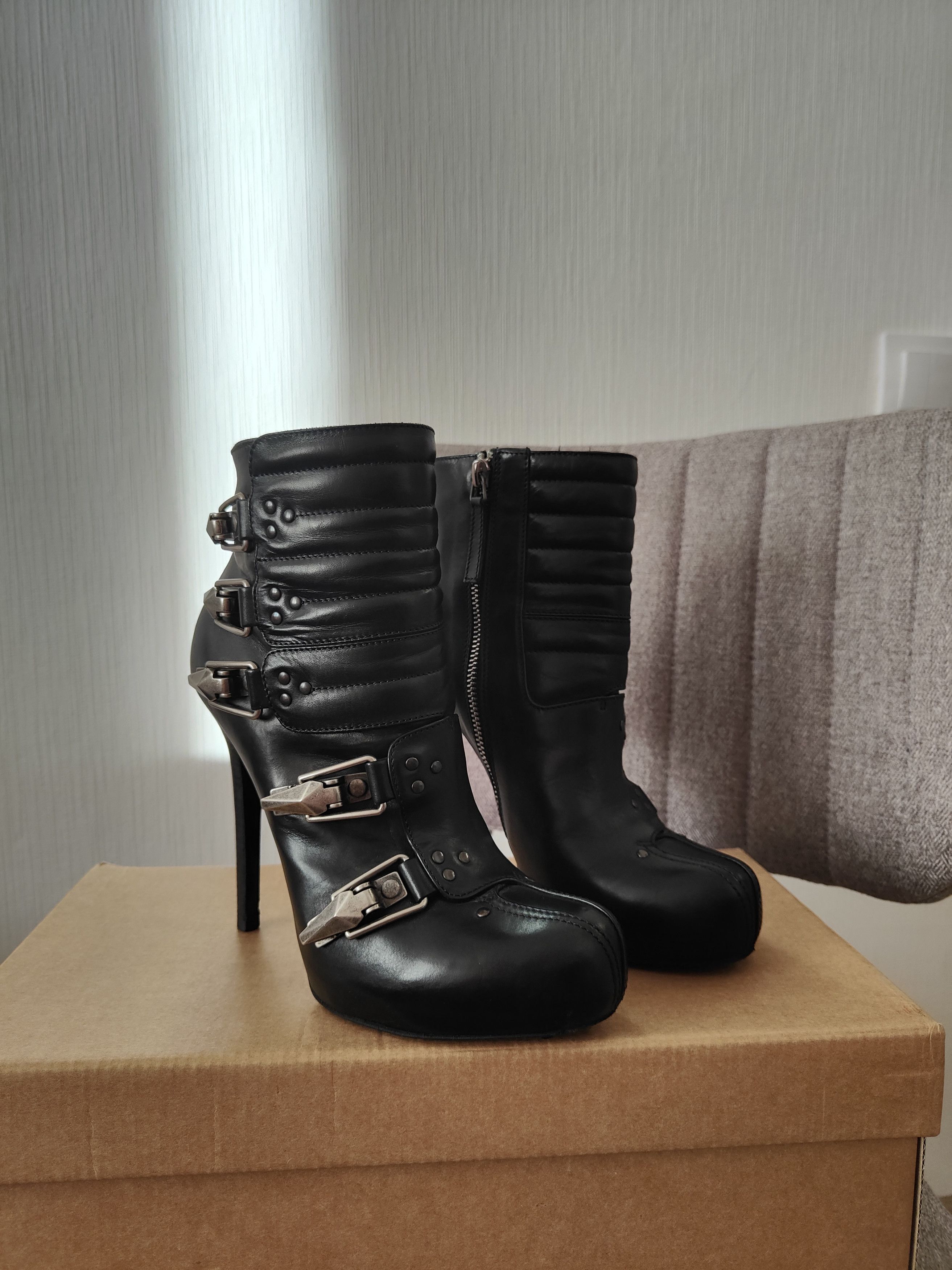 Alexander McQueen Alexander McQueen Buckled Latch Heel Boots Size US 7 / IT 37 - 2 Thumbnail