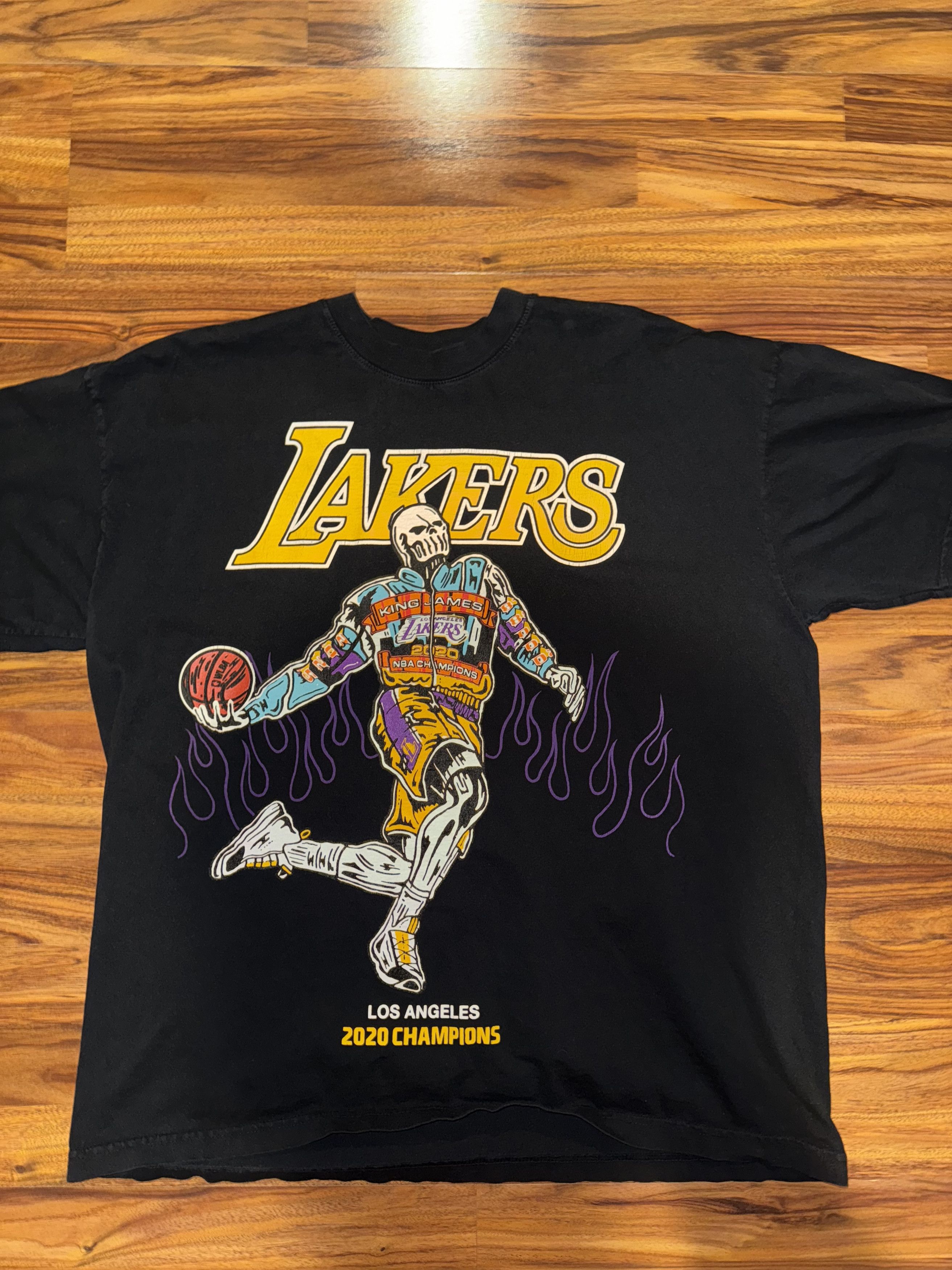 ミュージシャン WARREN LOTAS KING JAMES CHAMP TEE L Warren Lotas King James Champ Tee Lakers