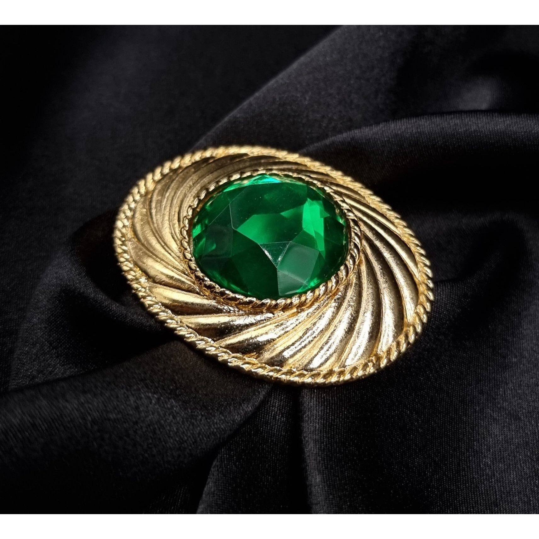 Vintage Vintage 1980's Parfums Ungaro Paris Brooch With Large Green Size ONE SIZE - 1 Thumbnail
