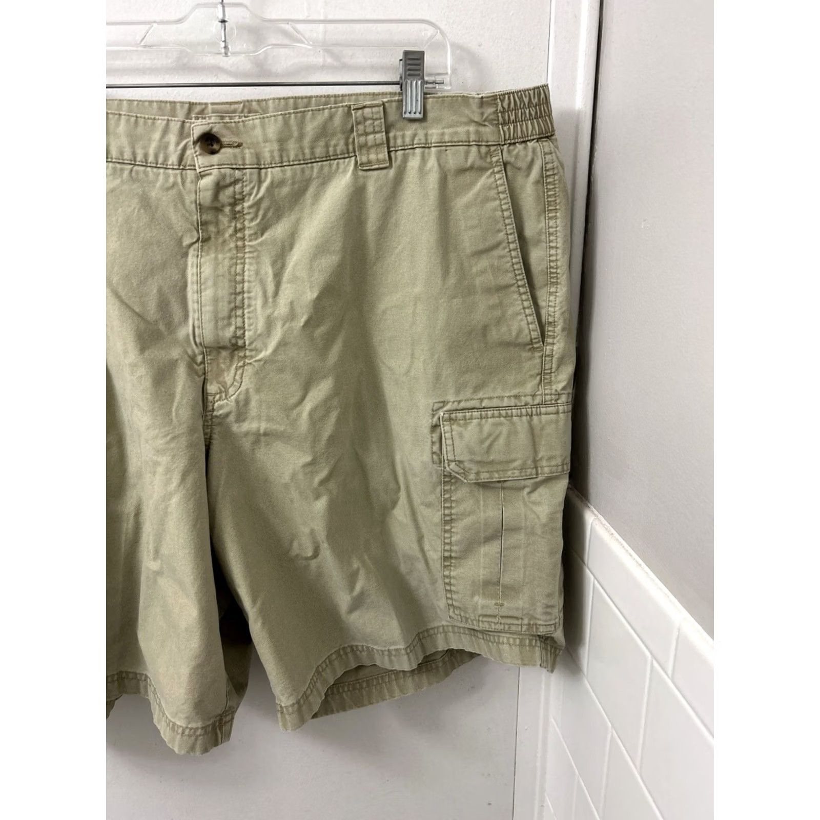 Vintage VINTAGE? No. LL Bean Cargo Shorts Mens 44 Tan Comfort Waist 9" Cargo Pocket 100% Cotton Khaki Short Size US 44 / EU 60 - 3 Thumbnail