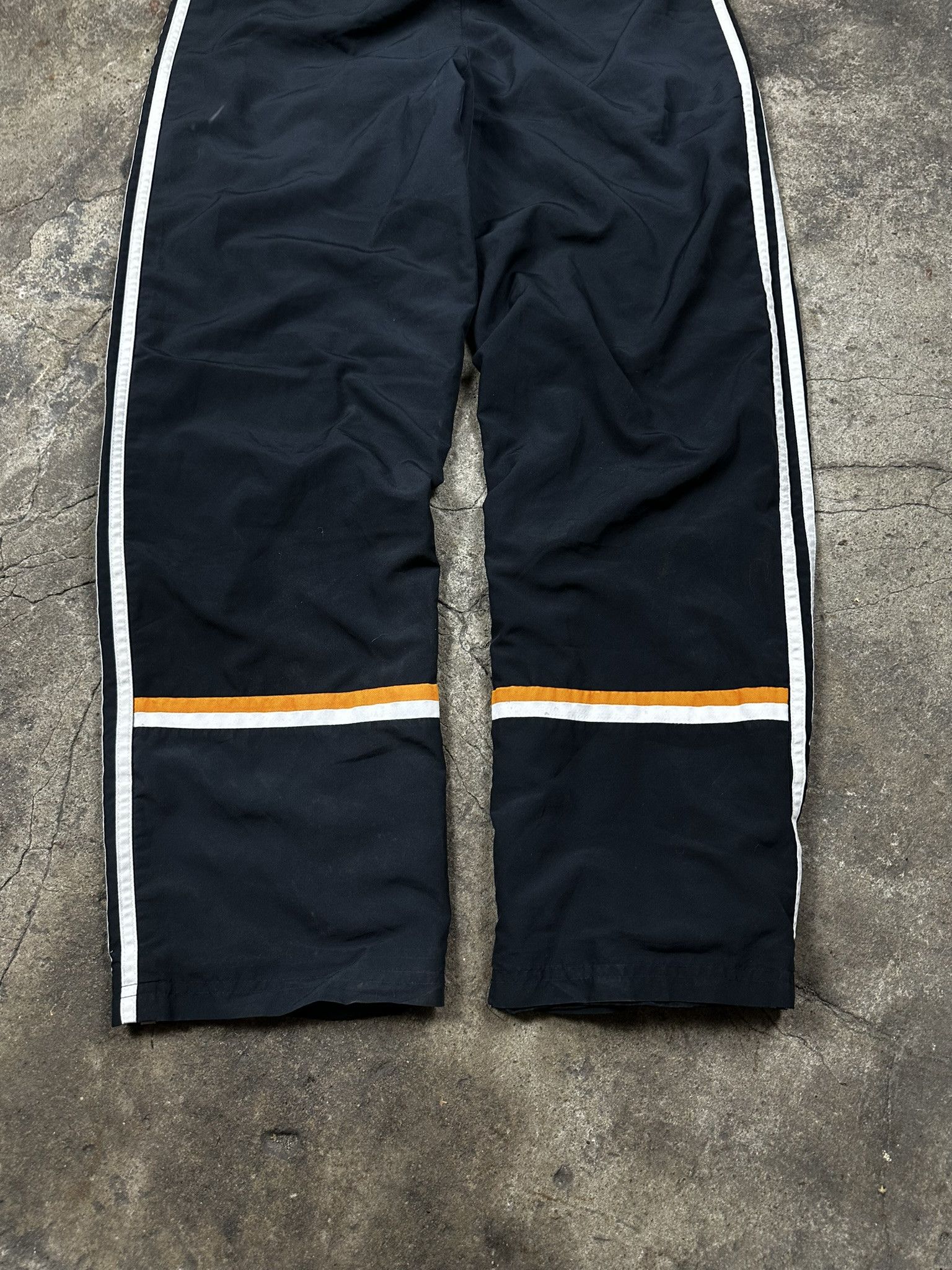 Adidas Vintage Adidas Real Madrid Oversized Nylon Trackpants Size US 34 / EU 50 - 4 Thumbnail
