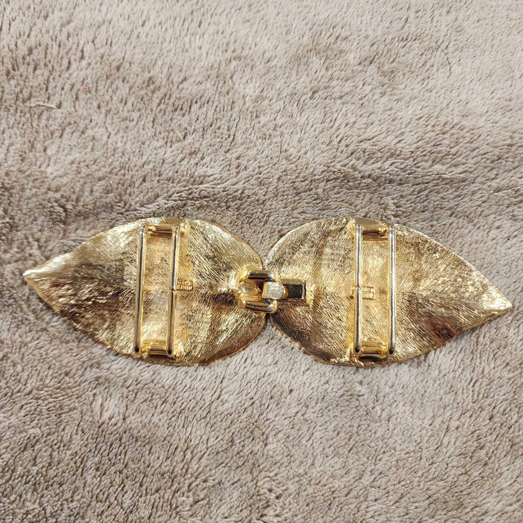 Vintage VINTAGE Mimi di N Leaf Cluster Belt Buckle Interlocking Gold Women 1970s Belt Buckle Gold Leaf Cluster Interlocking Mimi di N Womens Vintage 1970s Size ONE SIZE - 5 Thumbnail