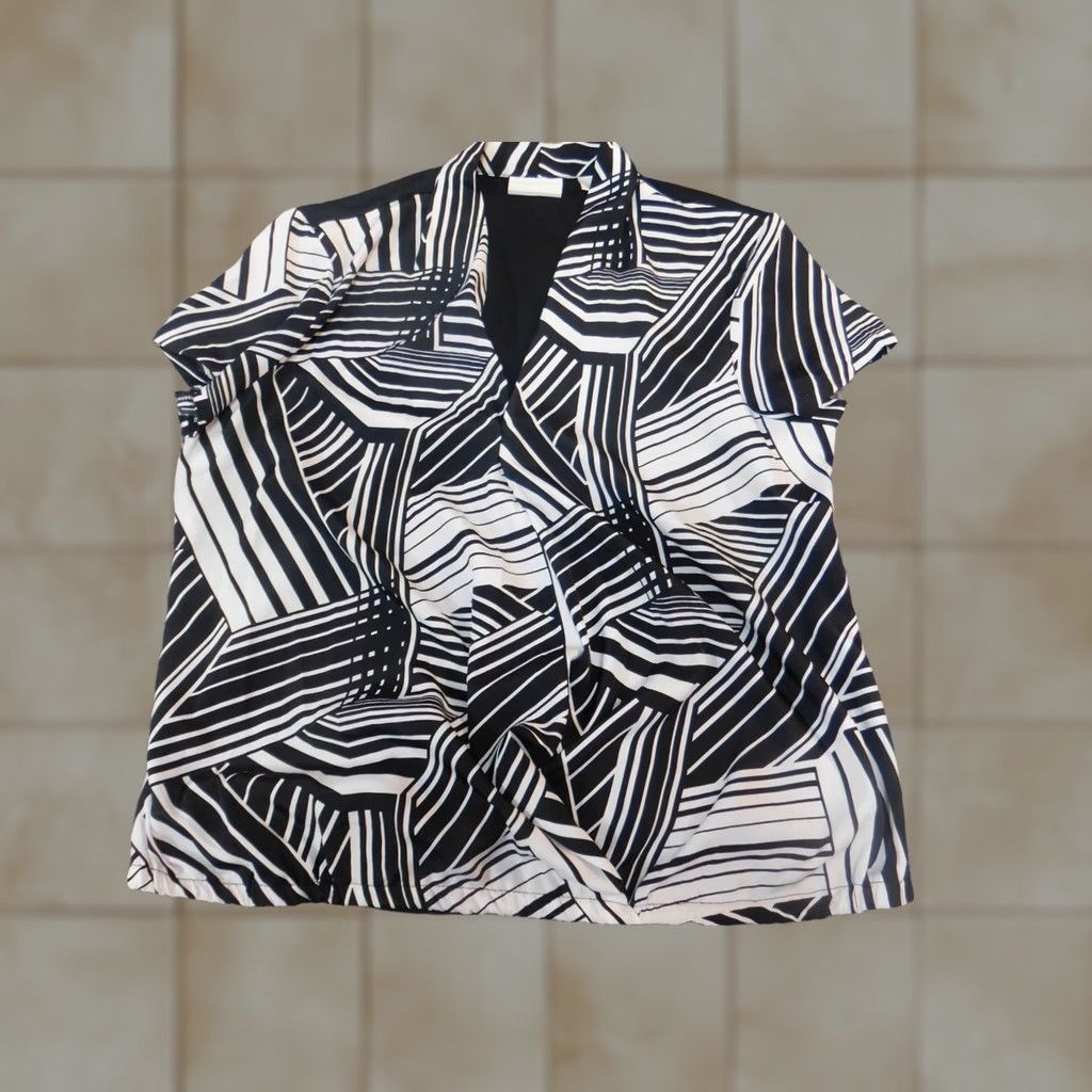 Jones New York Jones New York Blouse Shirt Womens Medium Black Cap Sleeve Crew Neck Pullover Geometric Pattern Ruffle Stretch Casual Basic Classic Regular Dust-Free Size M / US 6-8 / IT 42-44 - 1 Thumbnail