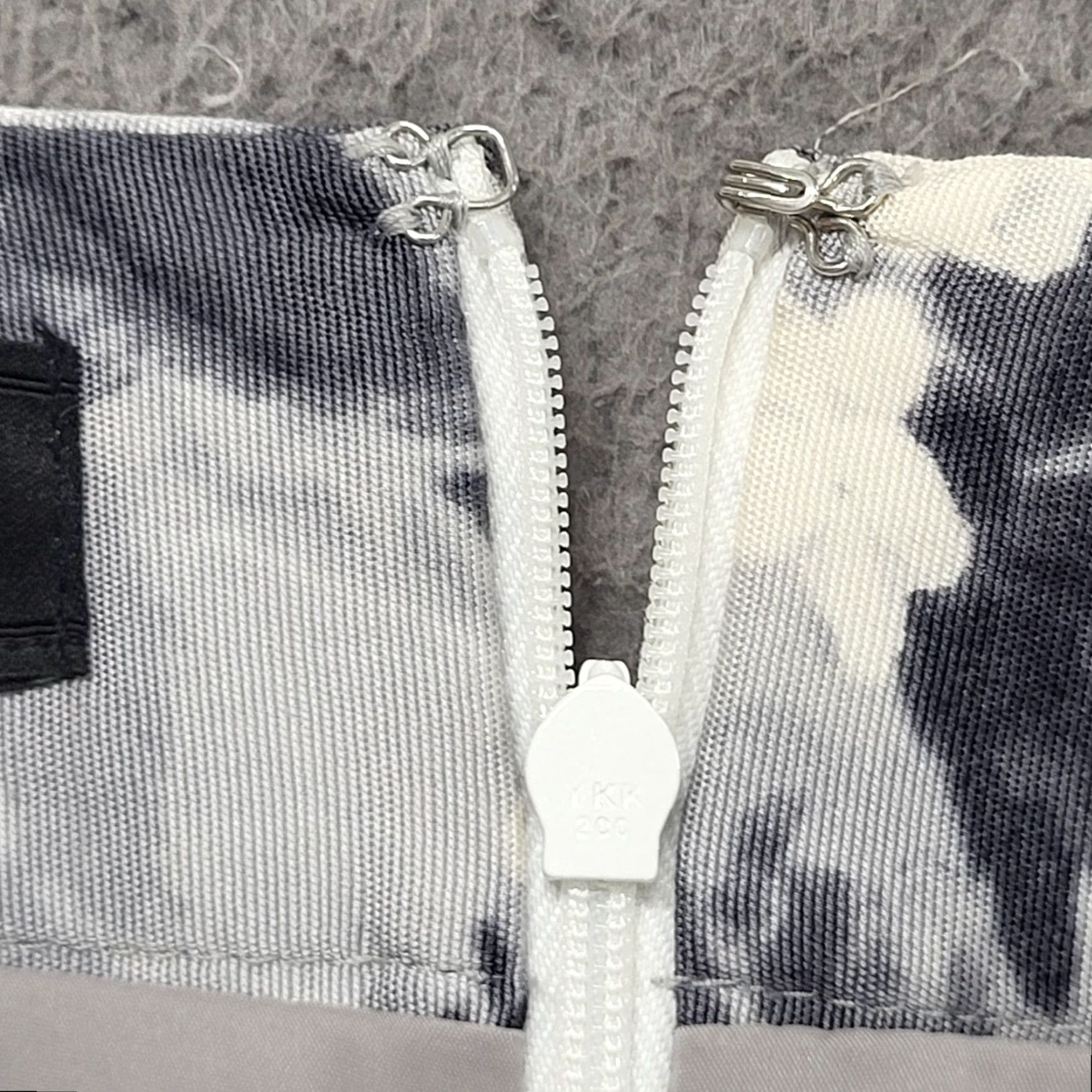 Talbots Talbots Pencil Skirt Women’s 8P Petite Gray/Ivory Floral Back Slit Zip Midi Skirt Fashion Party/Cocktail Business Casual Women Size 30" / US 8 / IT 44 - 7 Thumbnail