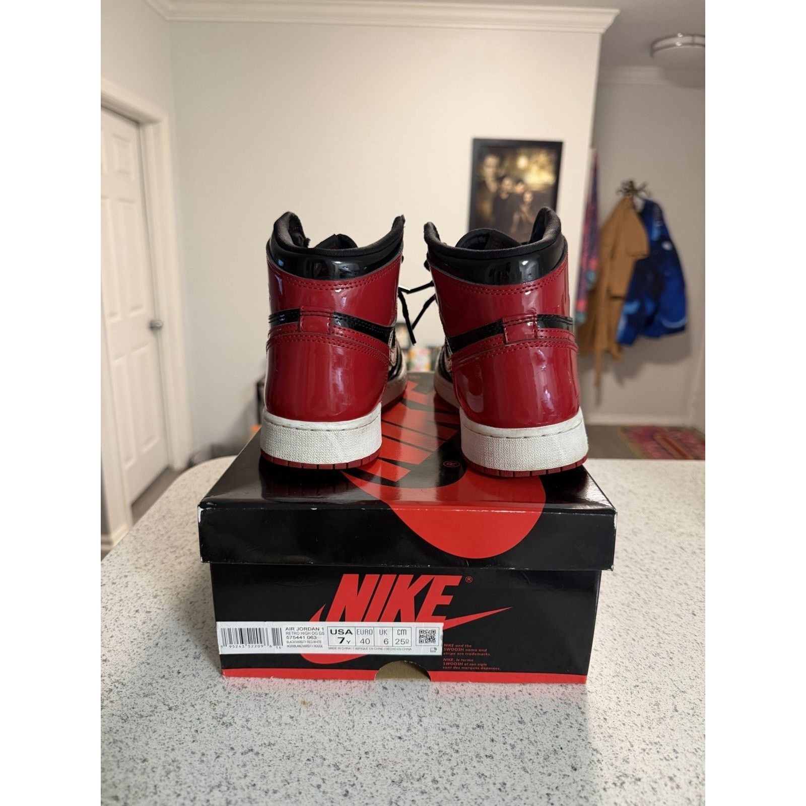 Jordan Brand × Nike Nike Air Jordan 1 Retro High OG Patent Bred (GS) 575441-063 Size US 7 / EU 40 - 4 Thumbnail