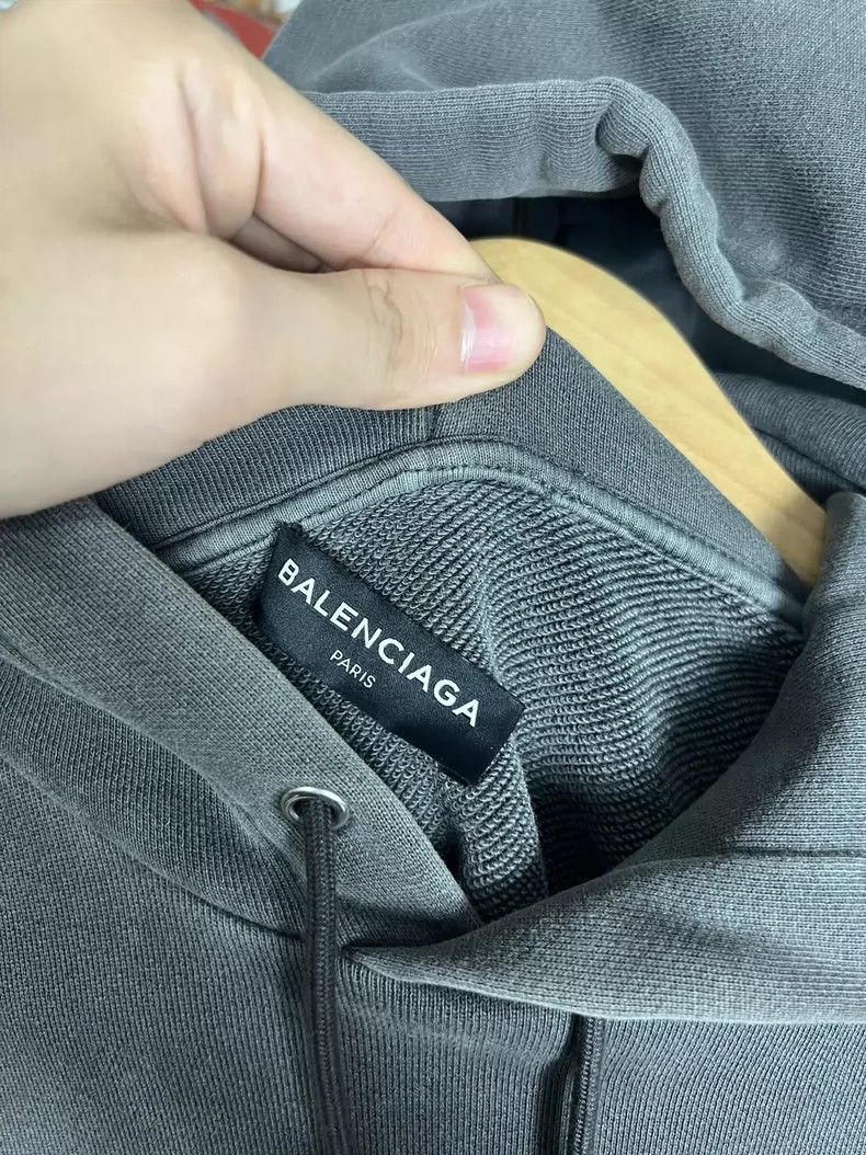 Balenciaga Balenciaga Wash to make an old portrait hoodie Size US S / EU 44-46 / 1 - 4 Thumbnail