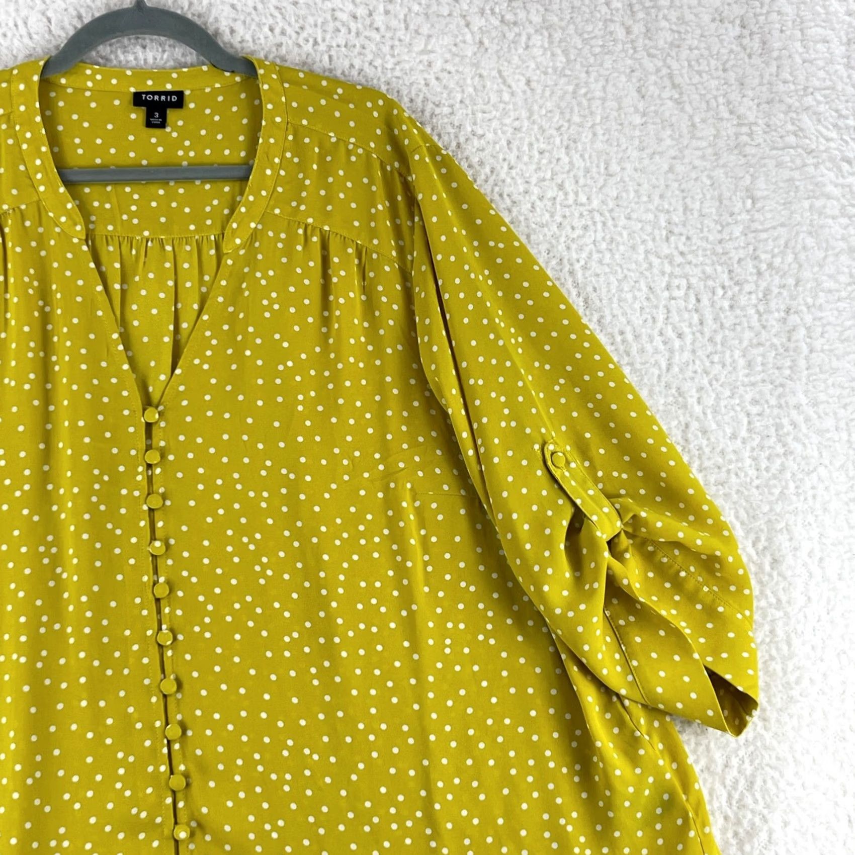 Torrid Torrid Yellow Polka Dot V-Neck Shirt Womens 3X Roll Tab Sleeve Blouse, Plus Size, Casual, 3/4 Sleeve, Polyester Size XXL / US 16-18 / IT 52-54 - 4 Thumbnail
