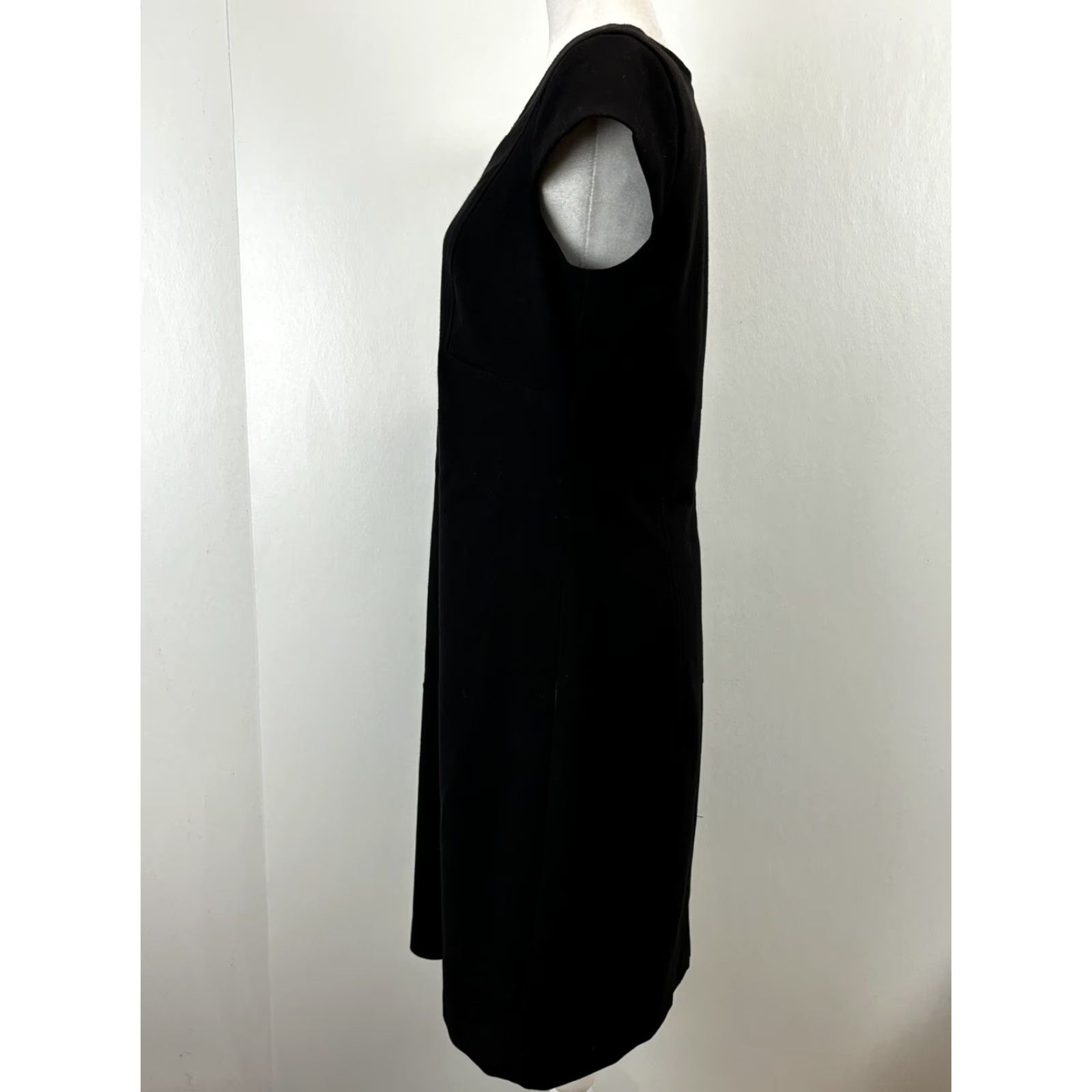 Talbots Talbots Vneck Cap Sleeve Dress 8 Black Pencil Career Sheath Knee Length Womens Size M / US 6-8 / IT 42-44 - 2 Thumbnail