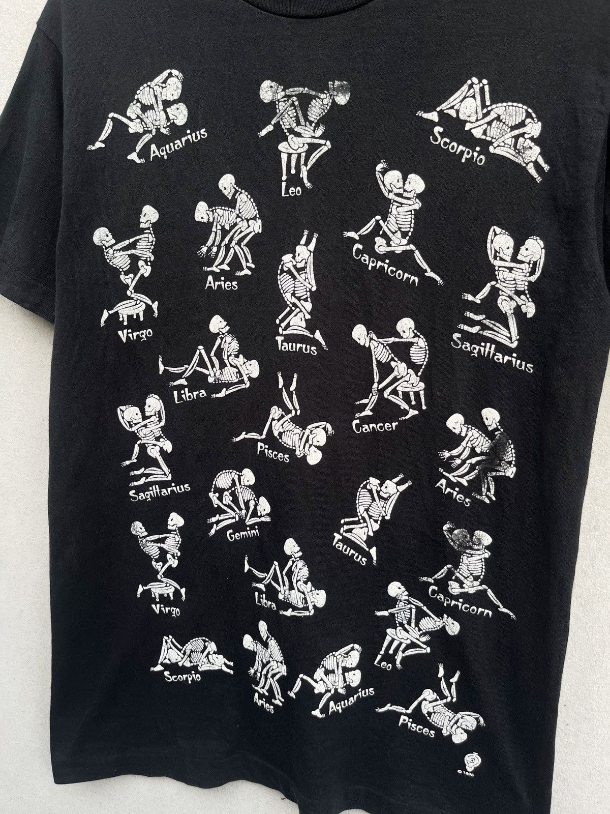 Vintage Vintage ©1995’s Skeleton Zodiac S*x Position tshirt Size US M / EU 48-50 / 2 - 3 Thumbnail