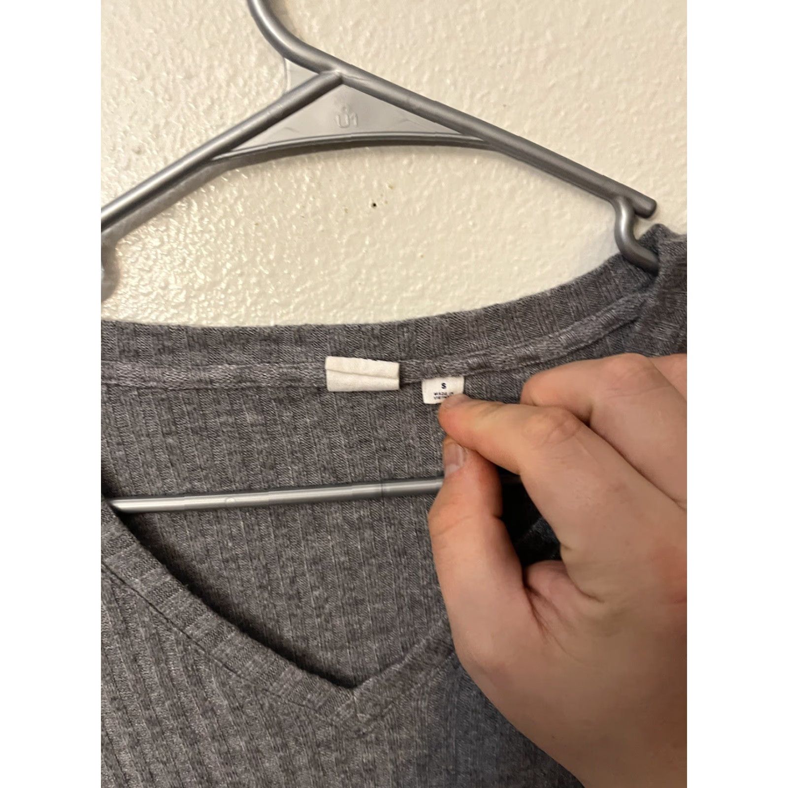 Gap Gap Women Solid V Neck Long Sleeve Size Small Gray T-Shirt Shirt Vintage? Size S / US 4 / IT 40 - 2 Thumbnail