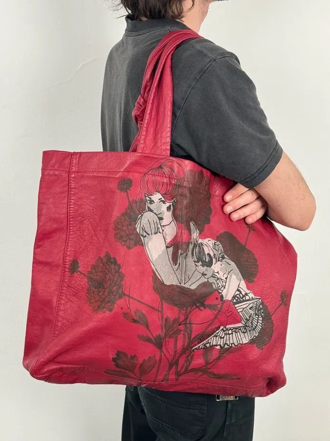 John Galliano AW2010 John Galliano Red Dahlia Flowers & Geiko Girls Print Tote Bag Size ONE SIZE - 2 Thumbnail
